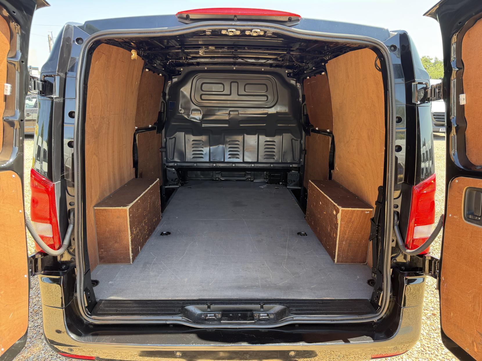 2020 Mercedes-Benz Vito 2.1 114 CDI Premium Panel Van 5dr Diesel G-Tronic+ RWD L2 Euro 6 (s/s) (136 ps) - Thumbnail 3