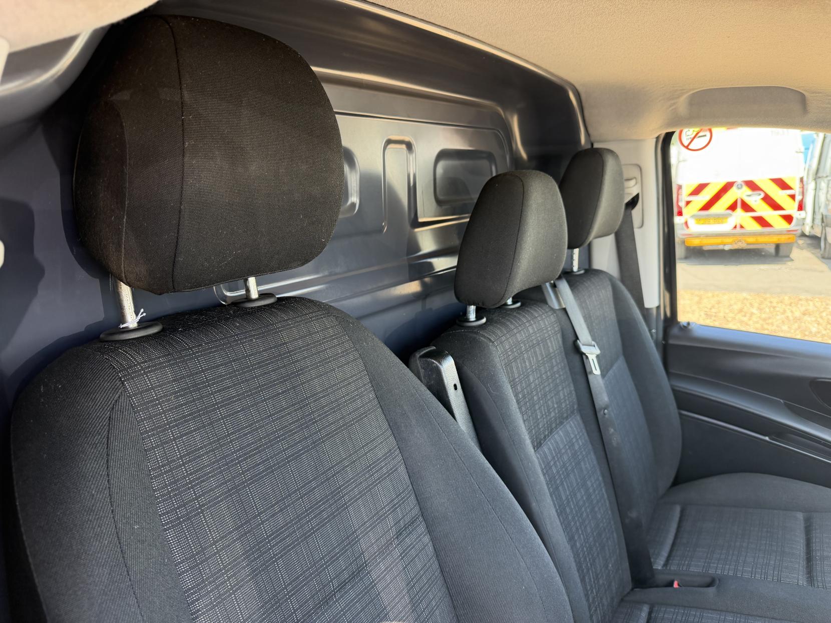 2020 Mercedes-Benz Vito 2.1 114 CDI Premium Panel Van 5dr Diesel G-Tronic+ RWD L2 Euro 6 (s/s) (136 ps) - Thumbnail 16