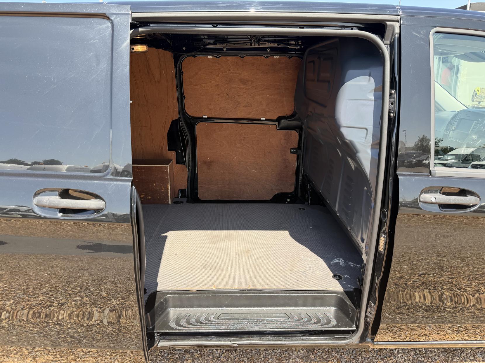 2020 Mercedes-Benz Vito 2.1 114 CDI Premium Panel Van 5dr Diesel G-Tronic+ RWD L2 Euro 6 (s/s) (136 ps) - Thumbnail 25
