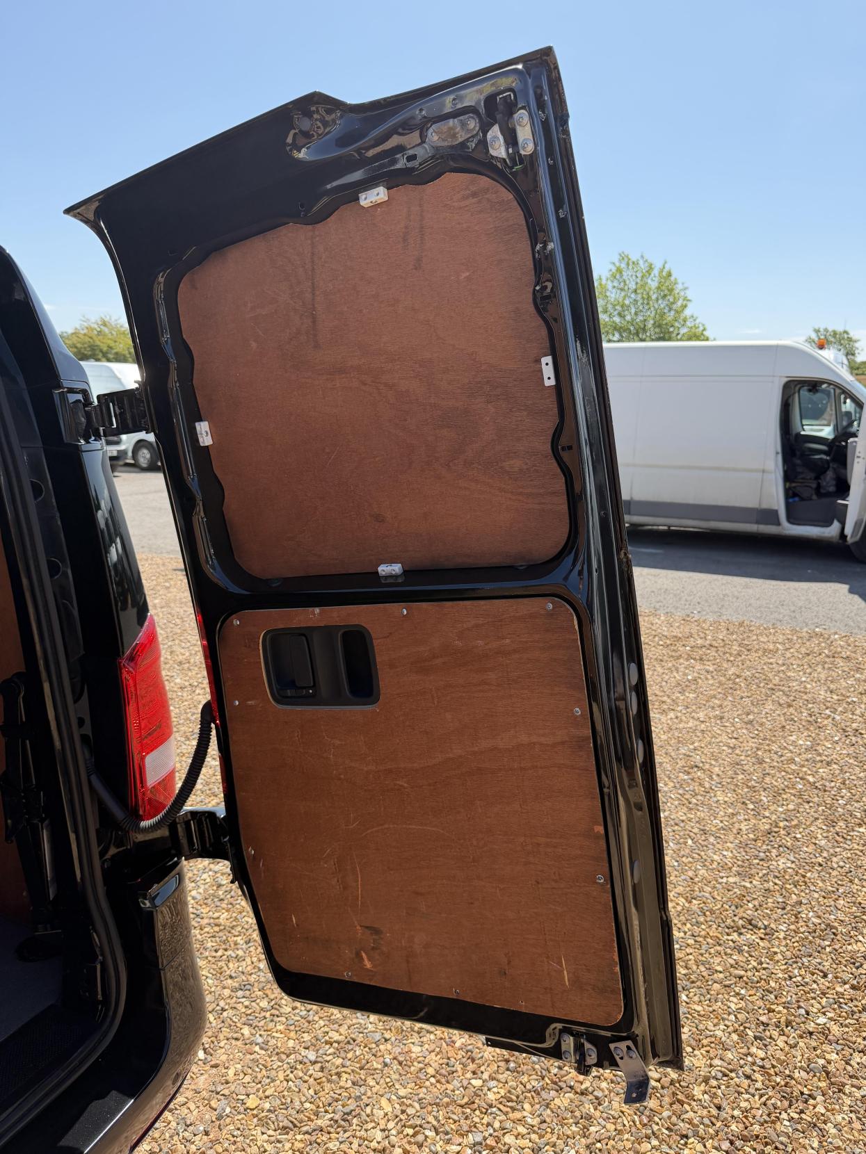 2020 Mercedes-Benz Vito 2.1 114 CDI Premium Panel Van 5dr Diesel G-Tronic+ RWD L2 Euro 6 (s/s) (136 ps) - Thumbnail 29