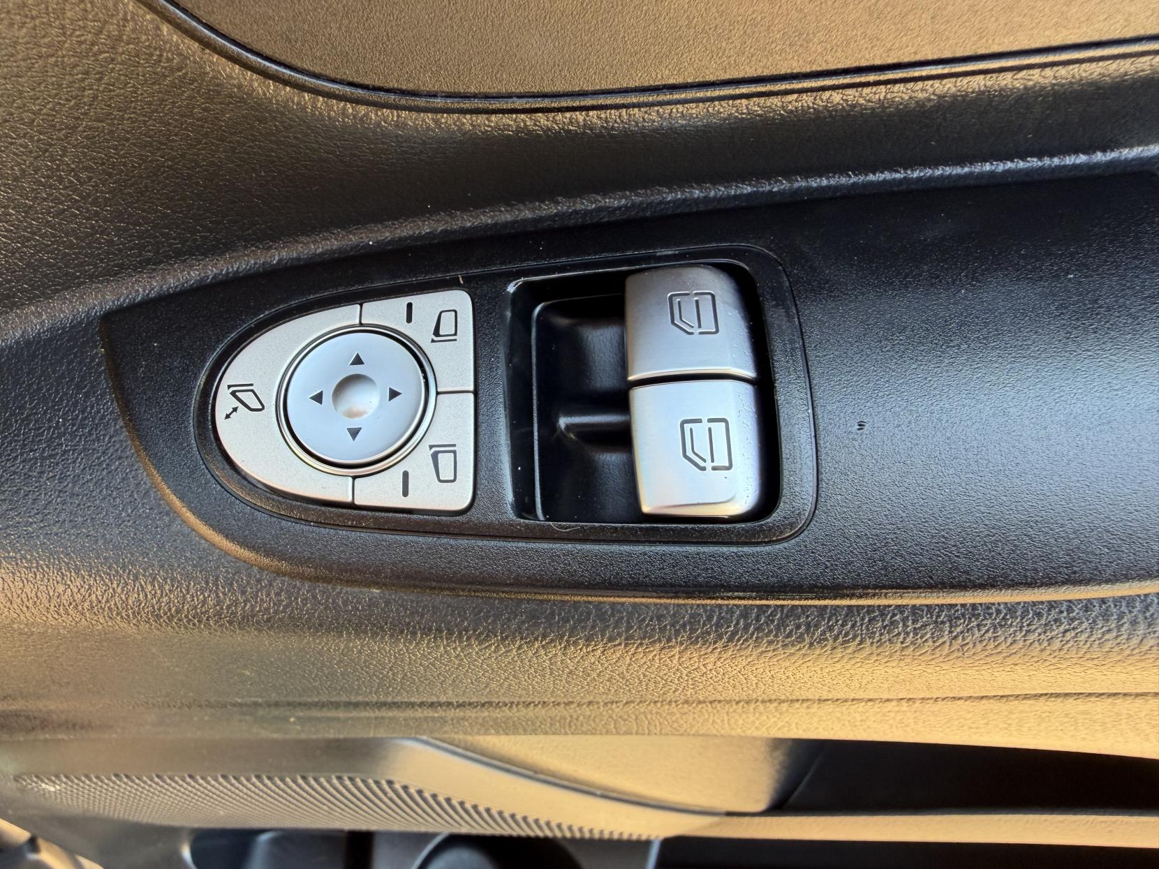 2020 Mercedes-Benz Vito 2.1 114 CDI Premium Panel Van 5dr Diesel G-Tronic+ RWD L2 Euro 6 (s/s) (136 ps) - Thumbnail 41