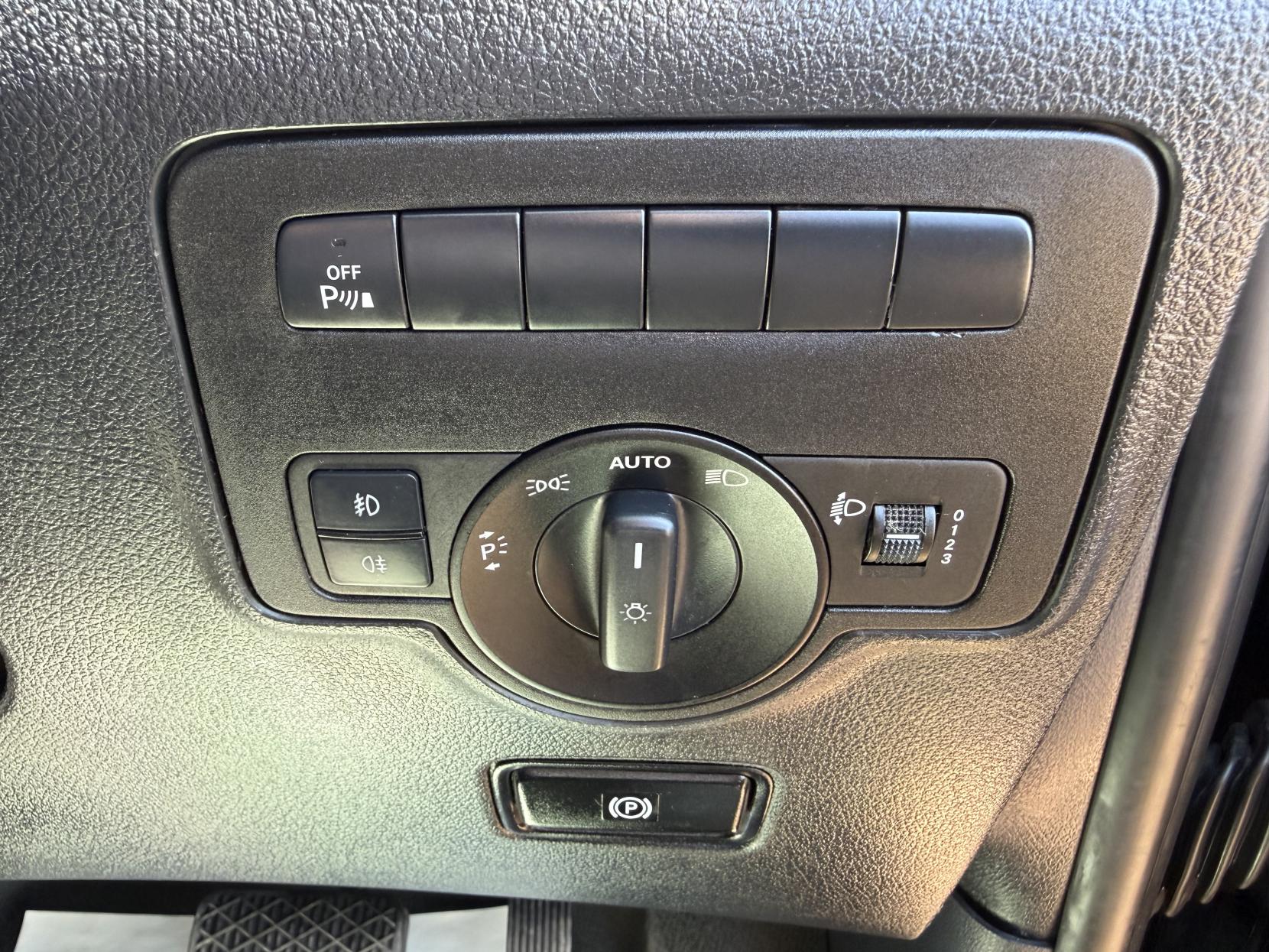 2020 Mercedes-Benz Vito 2.1 114 CDI Premium Panel Van 5dr Diesel G-Tronic+ RWD L2 Euro 6 (s/s) (136 ps) - Thumbnail 37