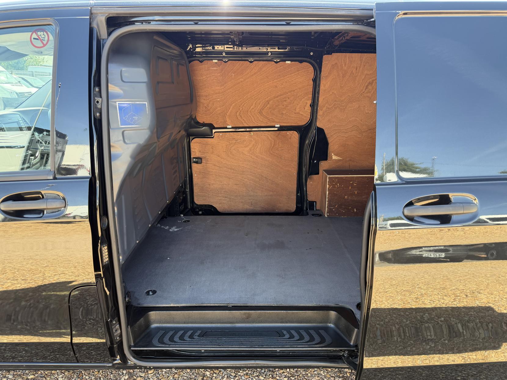 2020 Mercedes-Benz Vito 2.1 114 CDI Premium Panel Van 5dr Diesel G-Tronic+ RWD L2 Euro 6 (s/s) (136 ps) - Thumbnail 17