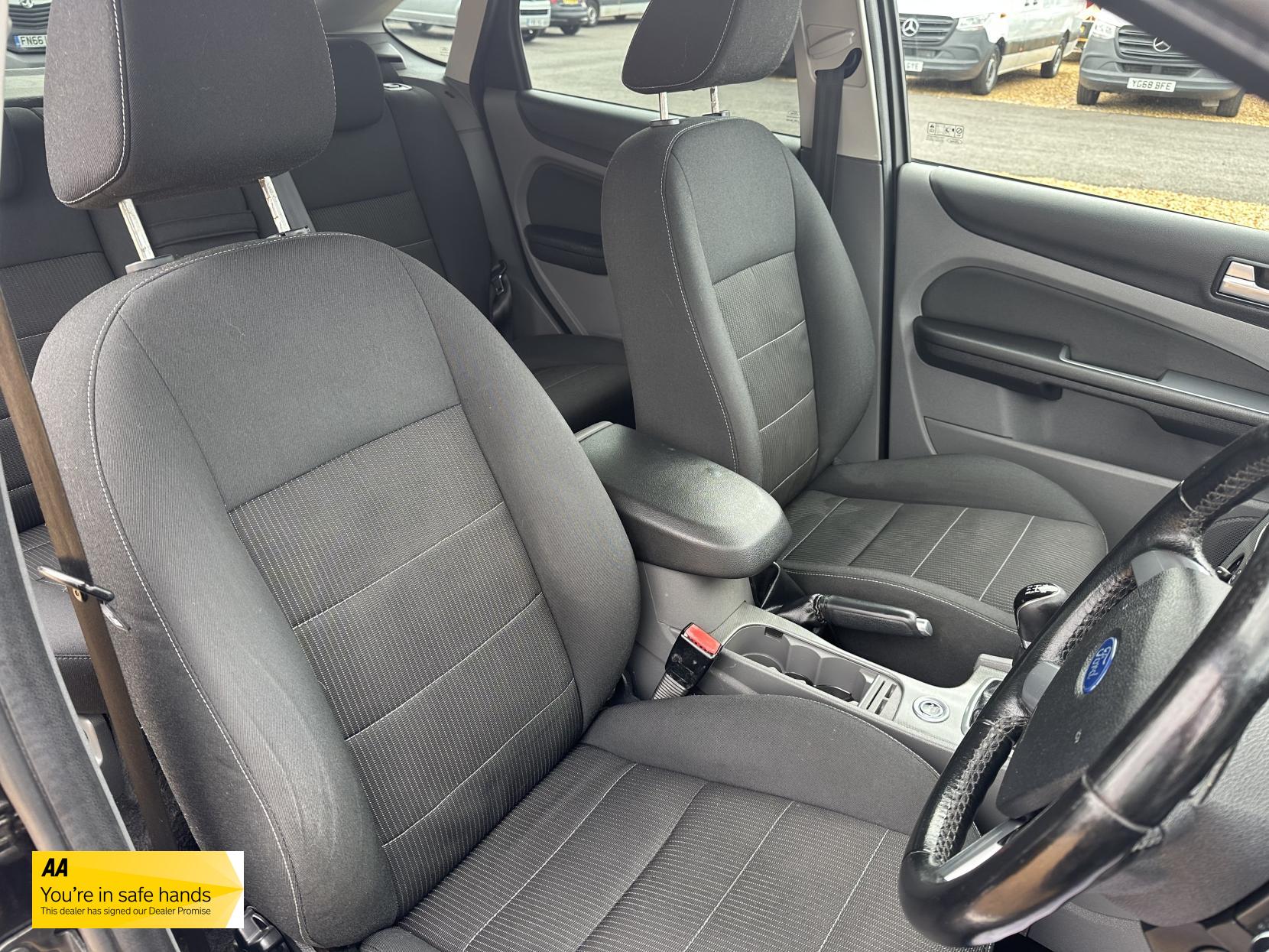 Ford Focus 1.6 Titanium Hatchback 5dr Petrol Manual (159 g/km, 99 bhp)