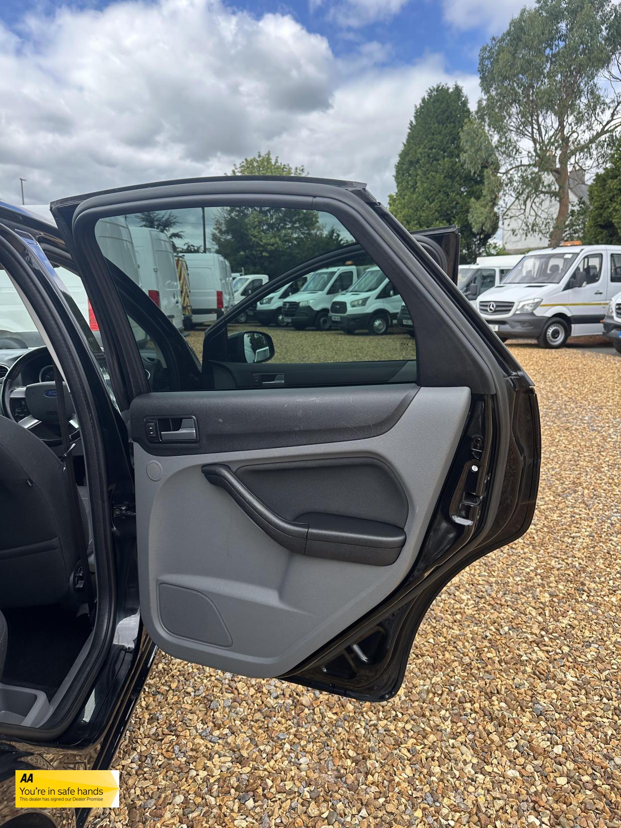 Ford Focus 1.6 Titanium Hatchback 5dr Petrol Manual (159 g/km, 99 bhp)