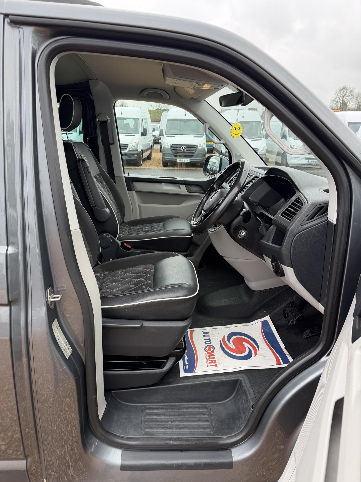 Volkswagen Transporter 2.0 BiTDI T32 BlueMotion Tech Window Van 4dr Diesel DSG 4Motion SWB Euro 6 (s/s) (204 ps)