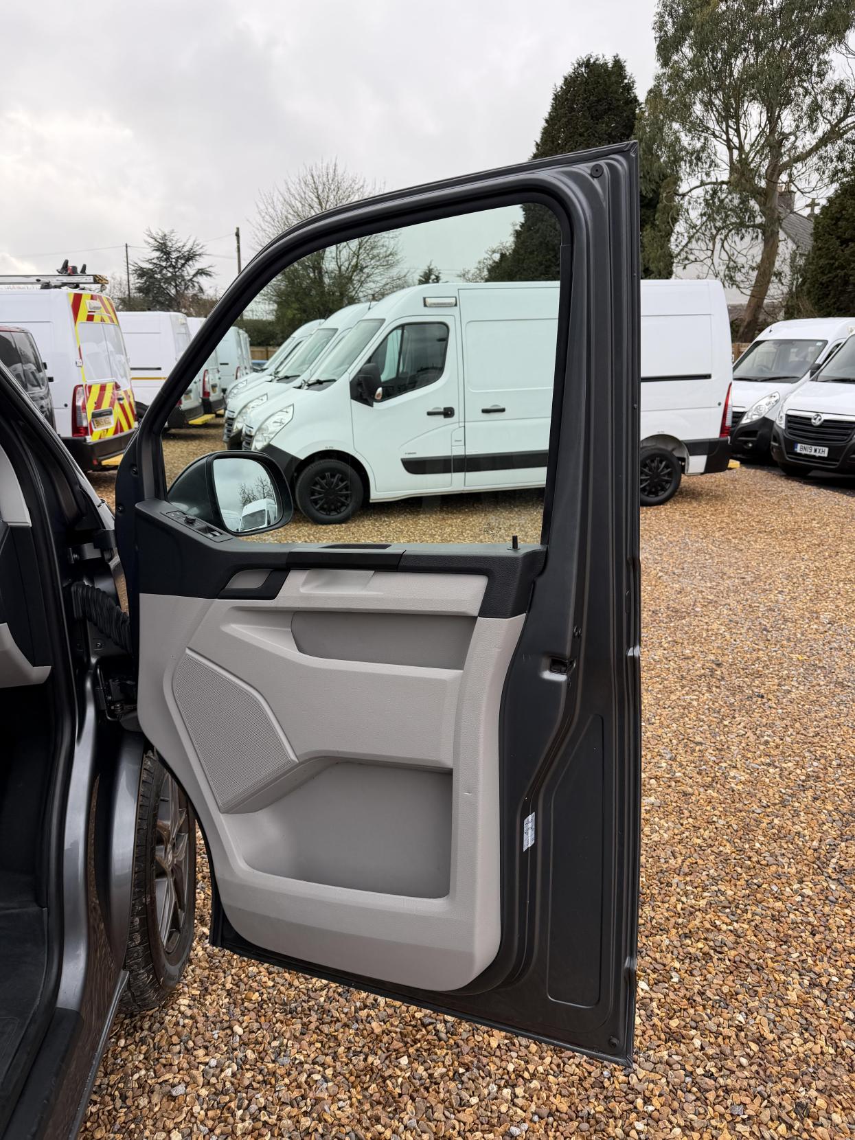 Volkswagen Transporter 2.0 BiTDI T32 BlueMotion Tech Window Van 4dr Diesel DSG 4Motion SWB Euro 6 (s/s) (204 ps)