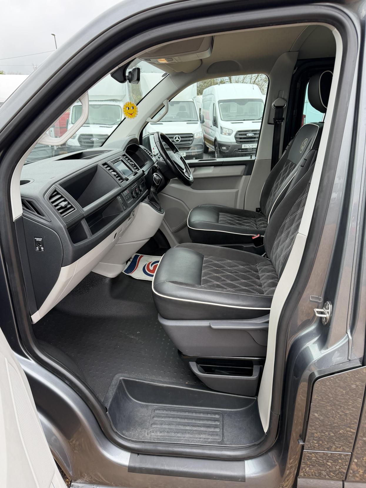 Volkswagen Transporter 2.0 BiTDI T32 BlueMotion Tech Window Van 4dr Diesel DSG 4Motion SWB Euro 6 (s/s) (204 ps)