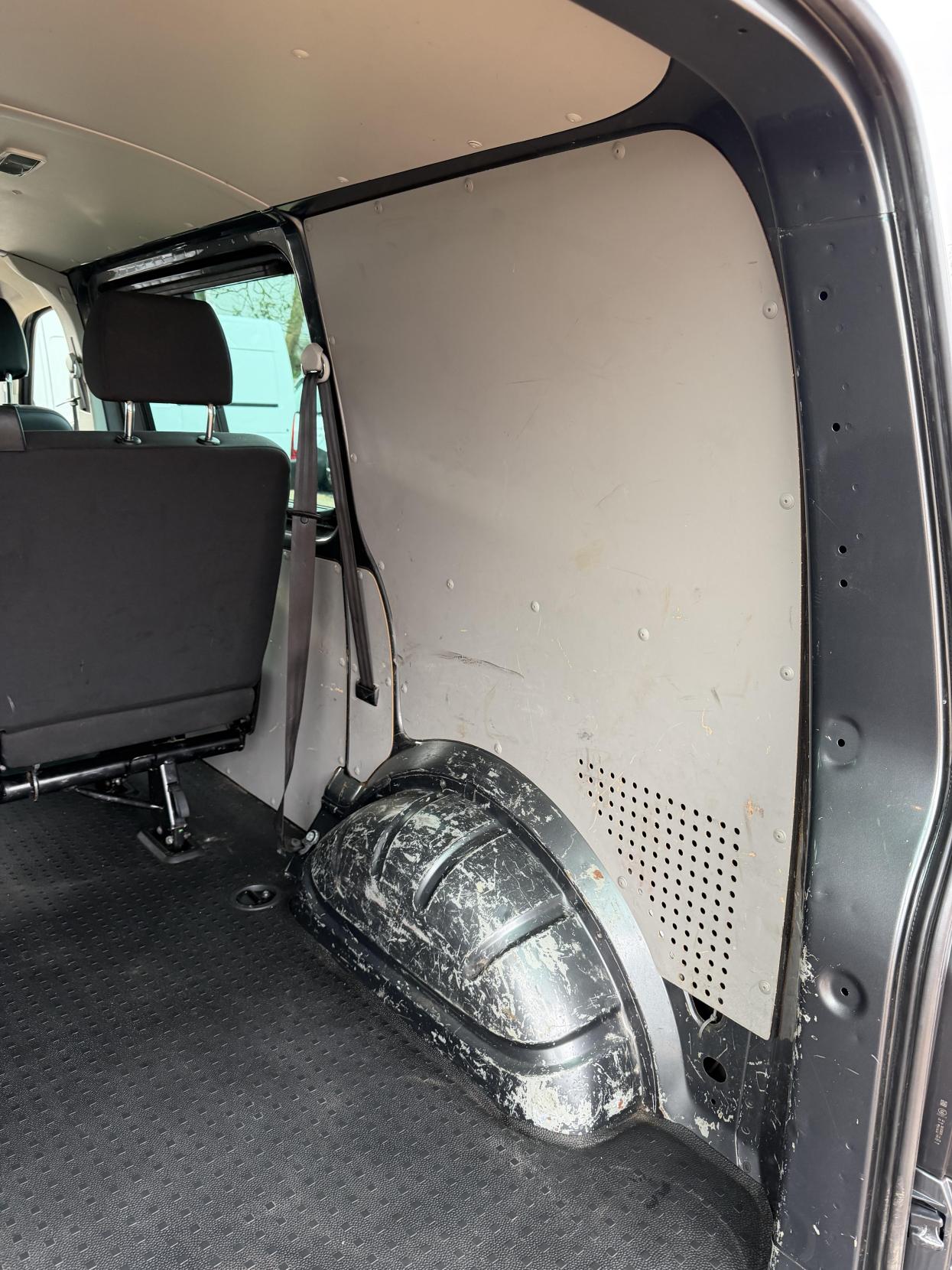 Volkswagen Transporter 2.0 BiTDI T32 BlueMotion Tech Window Van 4dr Diesel DSG 4Motion SWB Euro 6 (s/s) (204 ps)