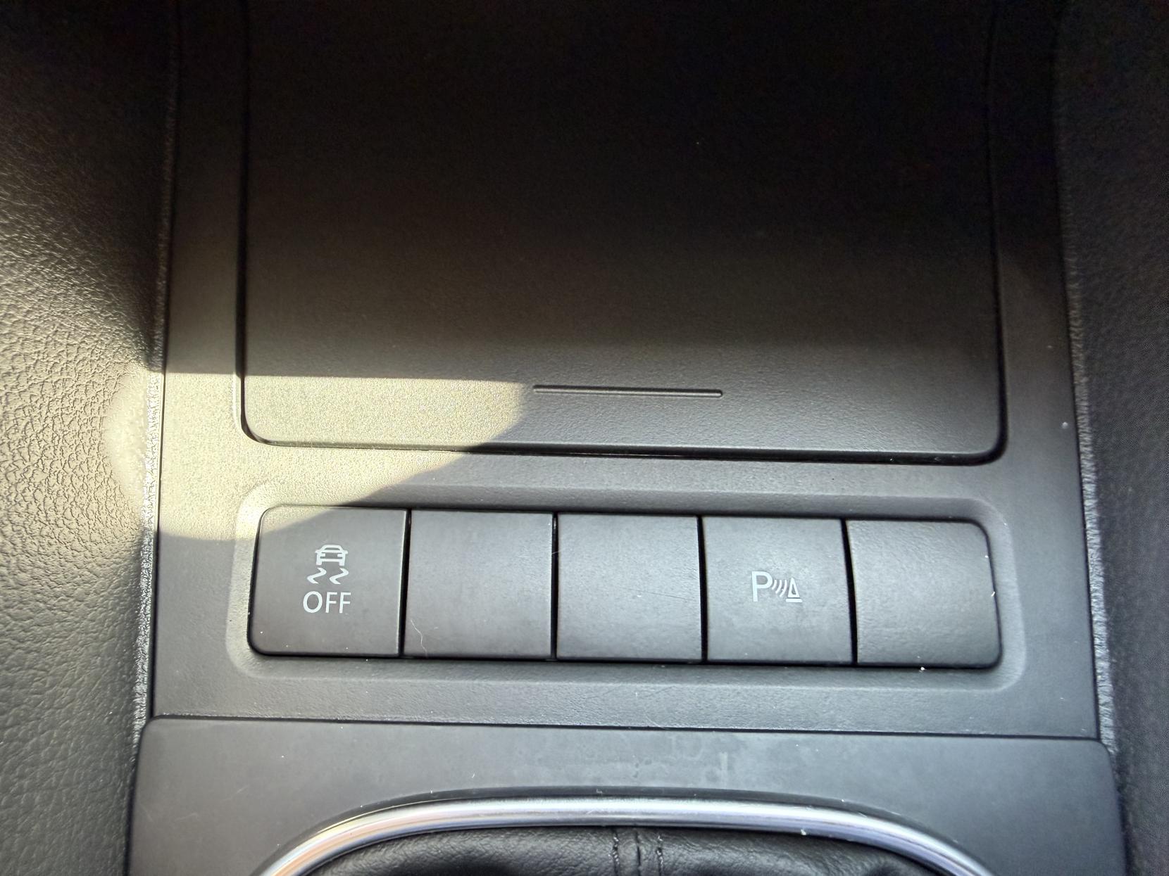 2011 Volkswagen Golf 1.6 TDI Match Hatchback 3dr Diesel Manual Euro 5 (105 ps) - Thumbnail 26