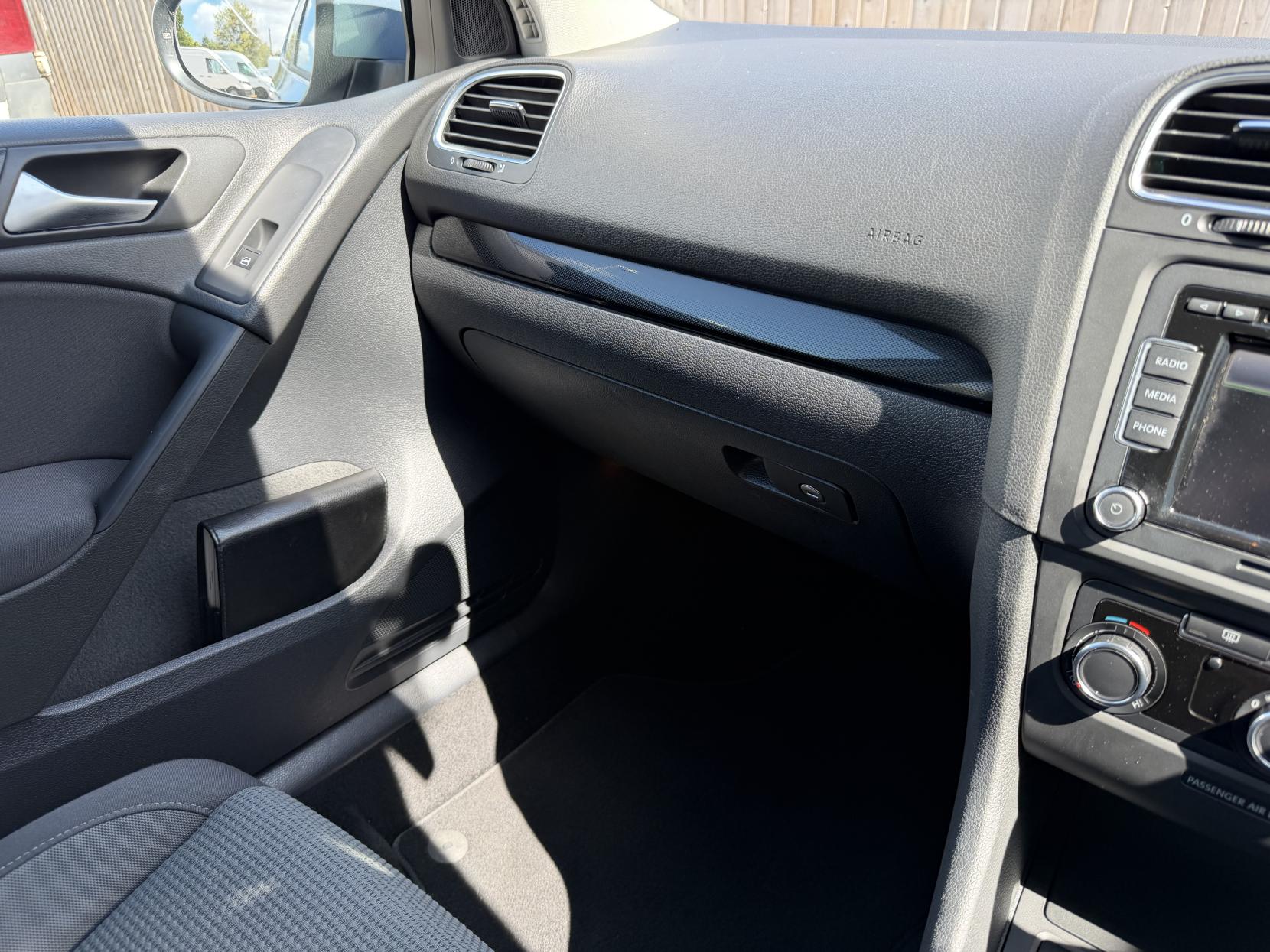 2011 Volkswagen Golf 1.6 TDI Match Hatchback 3dr Diesel Manual Euro 5 (105 ps) - Thumbnail 30