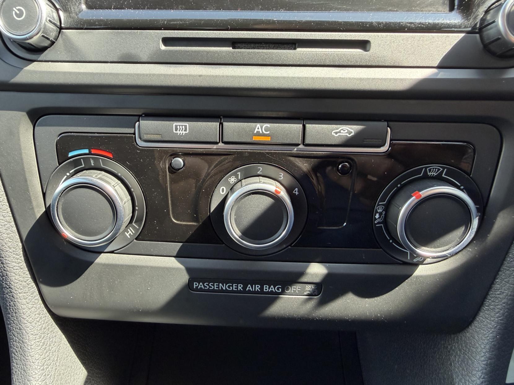 2011 Volkswagen Golf 1.6 TDI Match Hatchback 3dr Diesel Manual Euro 5 (105 ps) - Thumbnail 32