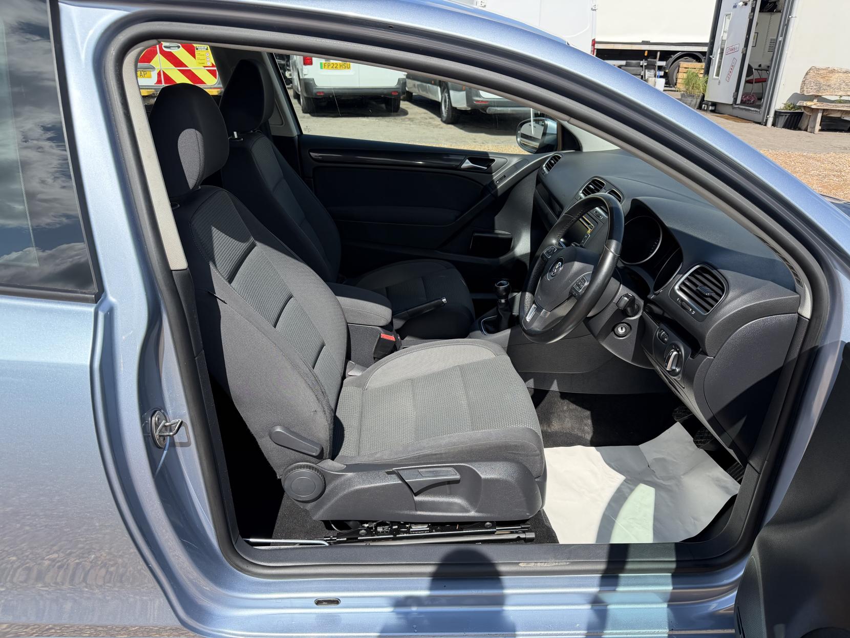 2011 Volkswagen Golf 1.6 TDI Match Hatchback 3dr Diesel Manual Euro 5 (105 ps) - Thumbnail 18