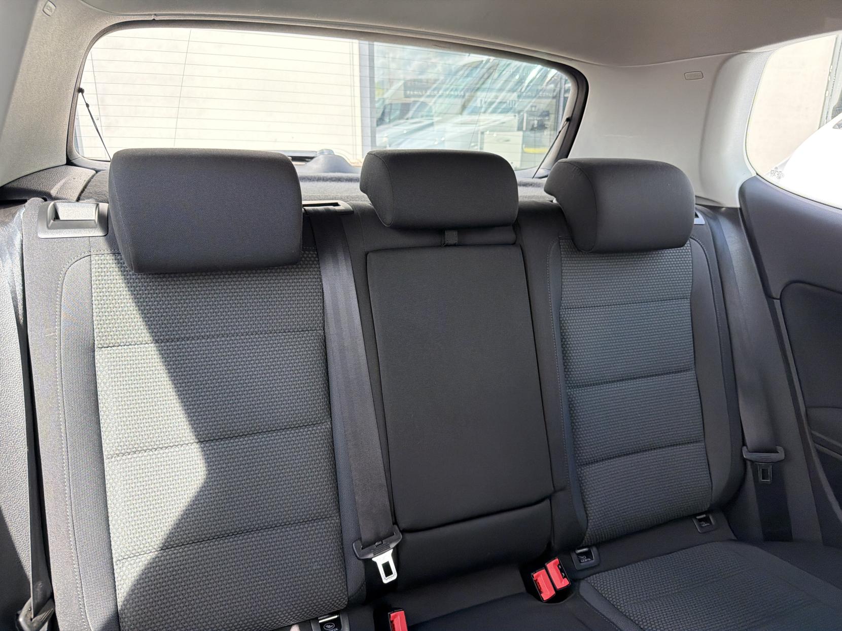 2011 Volkswagen Golf 1.6 TDI Match Hatchback 3dr Diesel Manual Euro 5 (105 ps) - Thumbnail 3