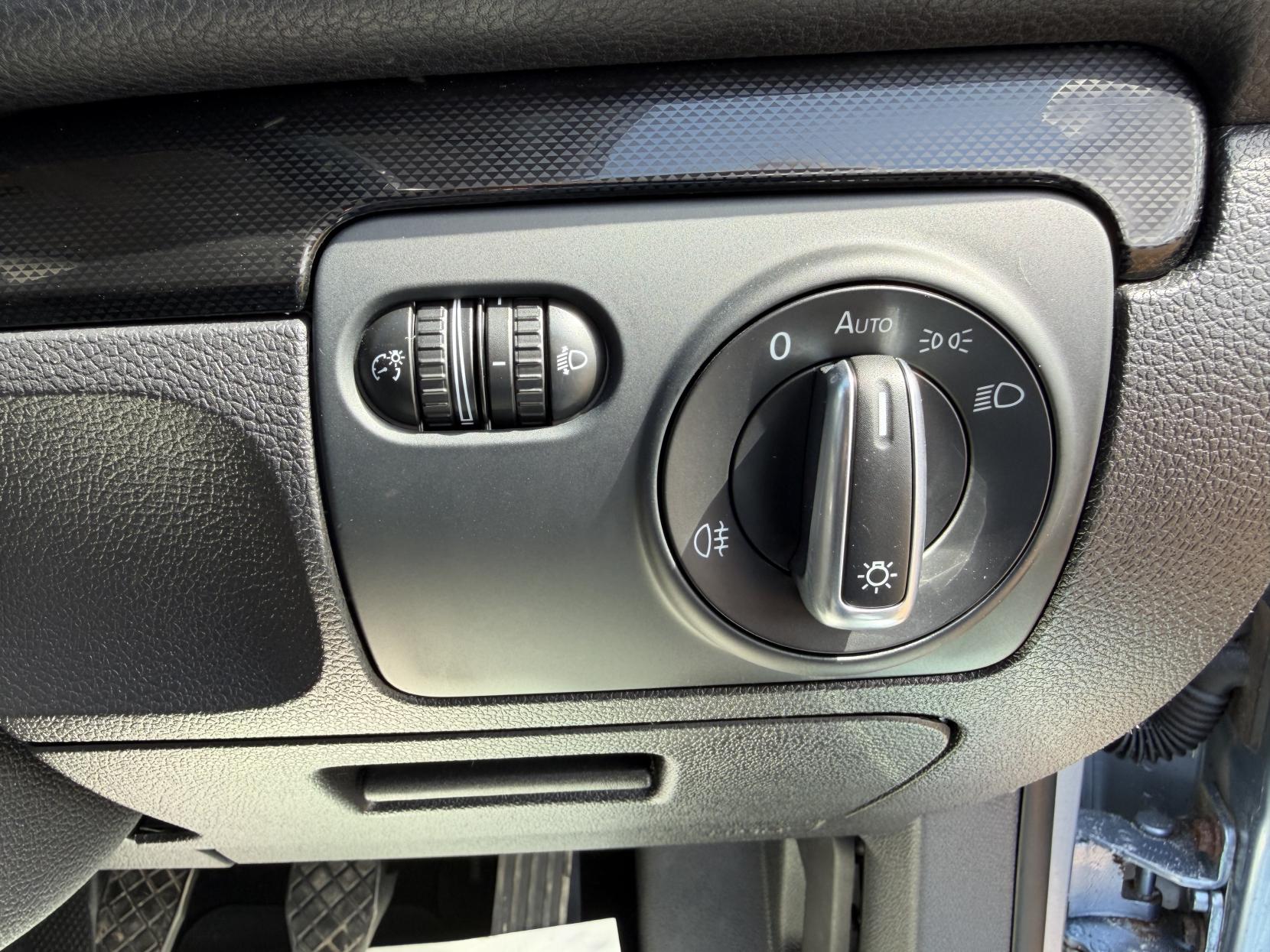 2011 Volkswagen Golf 1.6 TDI Match Hatchback 3dr Diesel Manual Euro 5 (105 ps) - Thumbnail 21