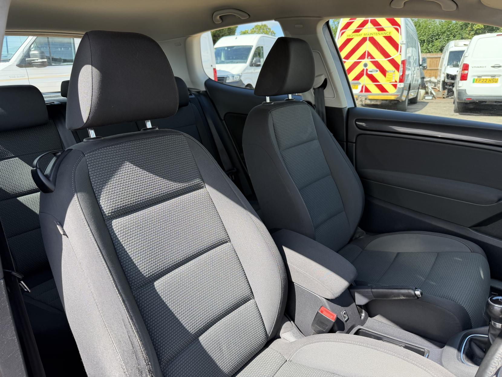 2011 Volkswagen Golf 1.6 TDI Match Hatchback 3dr Diesel Manual Euro 5 (105 ps) - Thumbnail 16