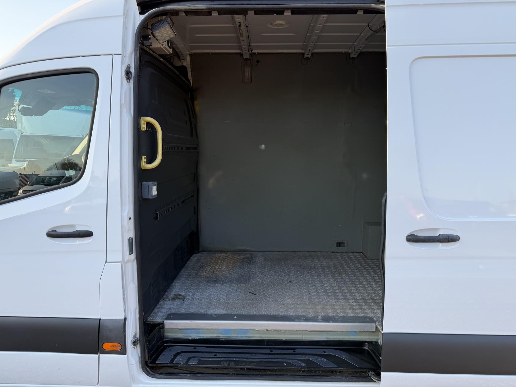 Mercedes-Benz Sprinter 2.1 316 CDI Panel Van 5dr Diesel Manual RWD L2 H2 Euro 6 (163 ps)