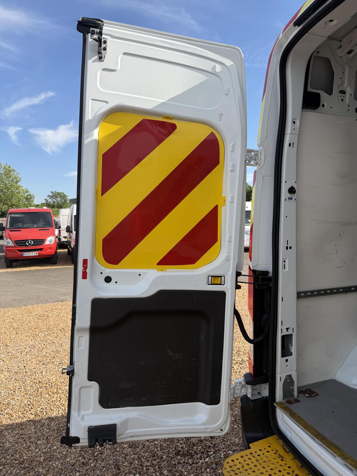 2018 Ford Transit 2.0 350 EcoBlue Panel Van 5dr Diesel Manual RWD L2 H3 Euro 6 (170 ps) - Thumbnail 27