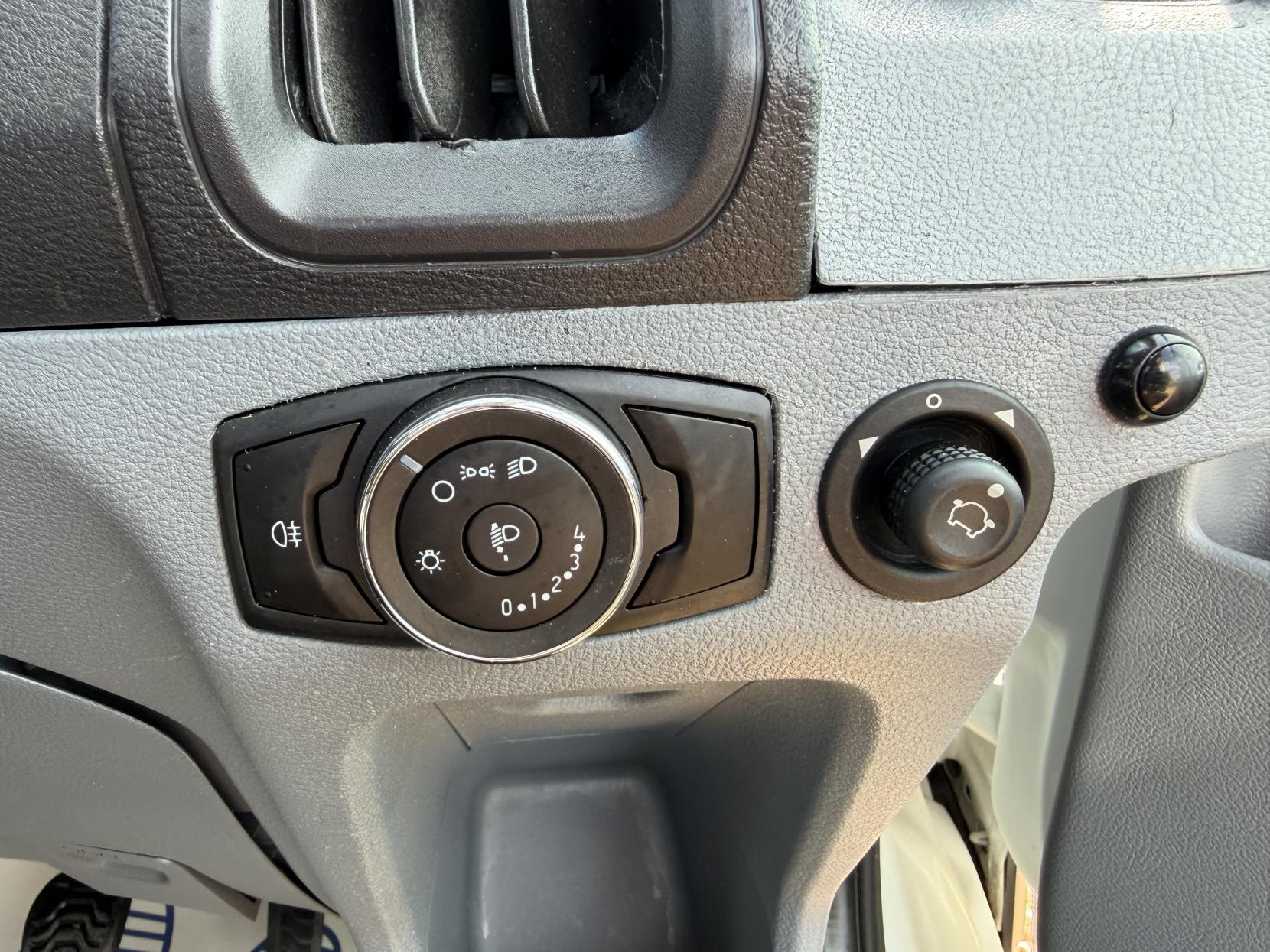 2018 Ford Transit 2.0 350 EcoBlue Panel Van 5dr Diesel Manual RWD L2 H3 Euro 6 (170 ps) - Thumbnail 37