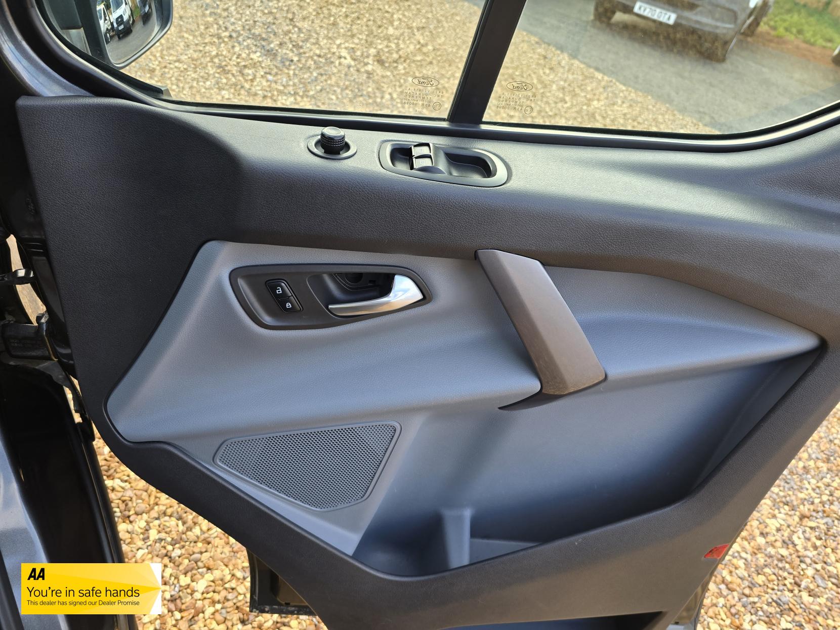 Ford Transit Custom 2.0 TDCi 290 Limited Panel Van 5dr Diesel Manual L2 H2 (170 g/km, 128 bhp)