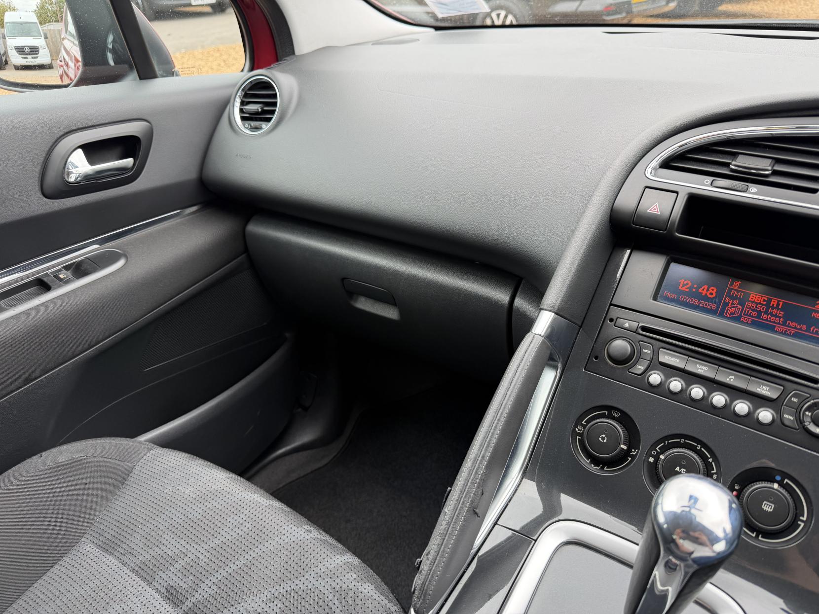 2011 Peugeot 3008 1.6 e-HDi Sport SUV 5dr Diesel EGC Euro 5 (s/s) (112 ps) - Thumbnail 31
