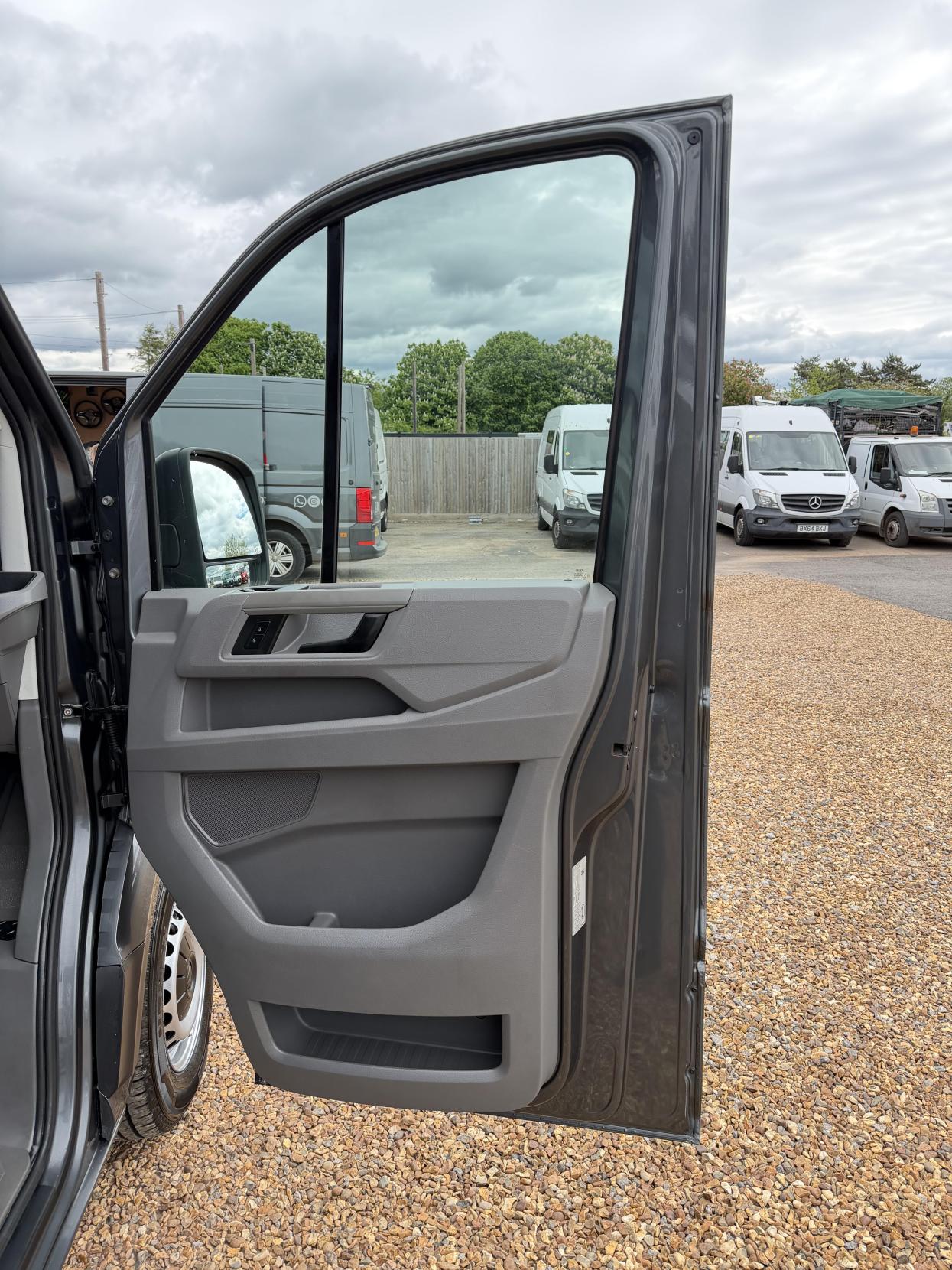 2019 Volkswagen Crafter 2.0 TDI CR35 Trendline Panel Van 5dr Diesel Manual FWD LWB High Roof Euro 6 (s/s) (140 ps) - Thumbnail 17