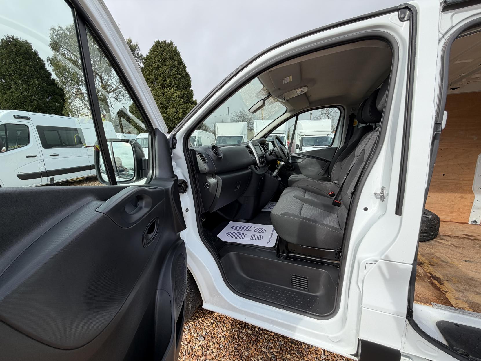 Renault Trafic 2.0 dCi ENERGY 30 Business Panel Van 5dr Diesel Manual LWB Standard Roof Euro 6 (s/s) (120 ps)