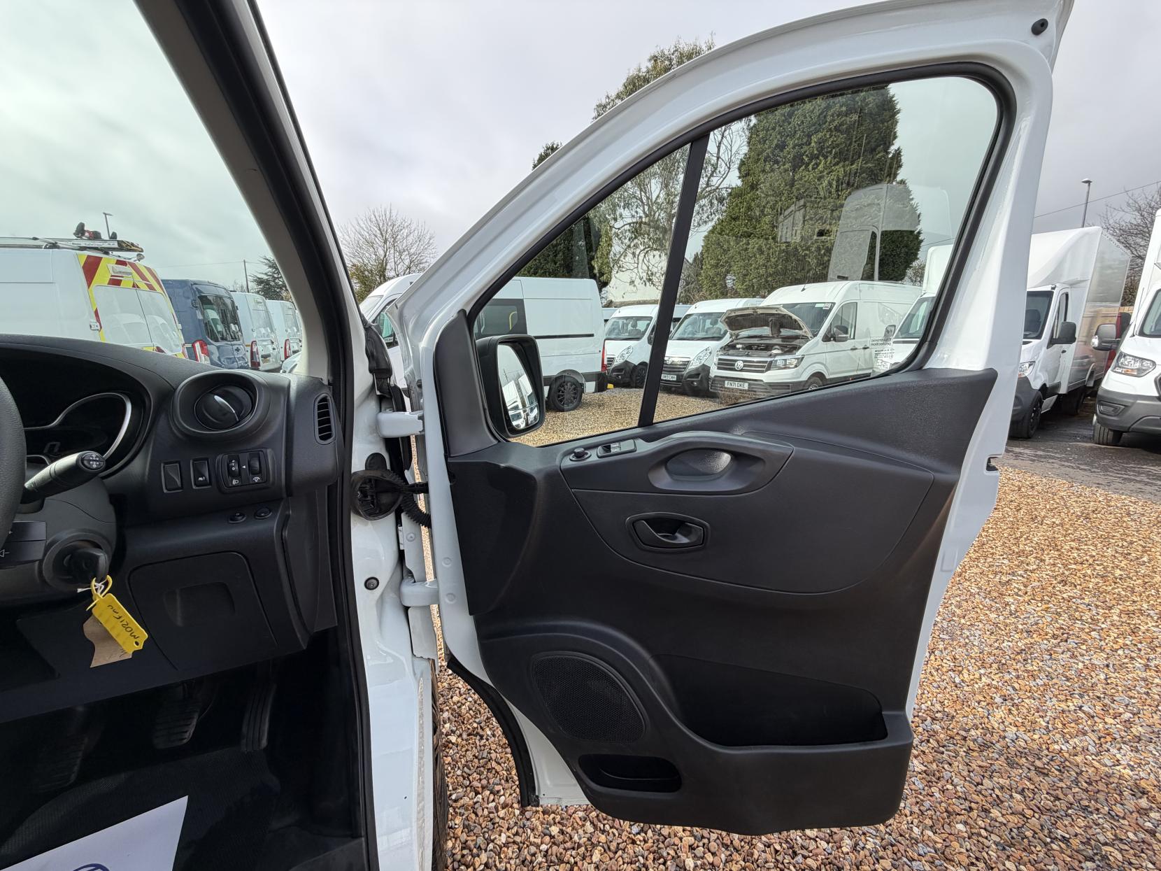 Renault Trafic 2.0 dCi ENERGY 30 Business Panel Van 5dr Diesel Manual LWB Standard Roof Euro 6 (s/s) (120 ps)