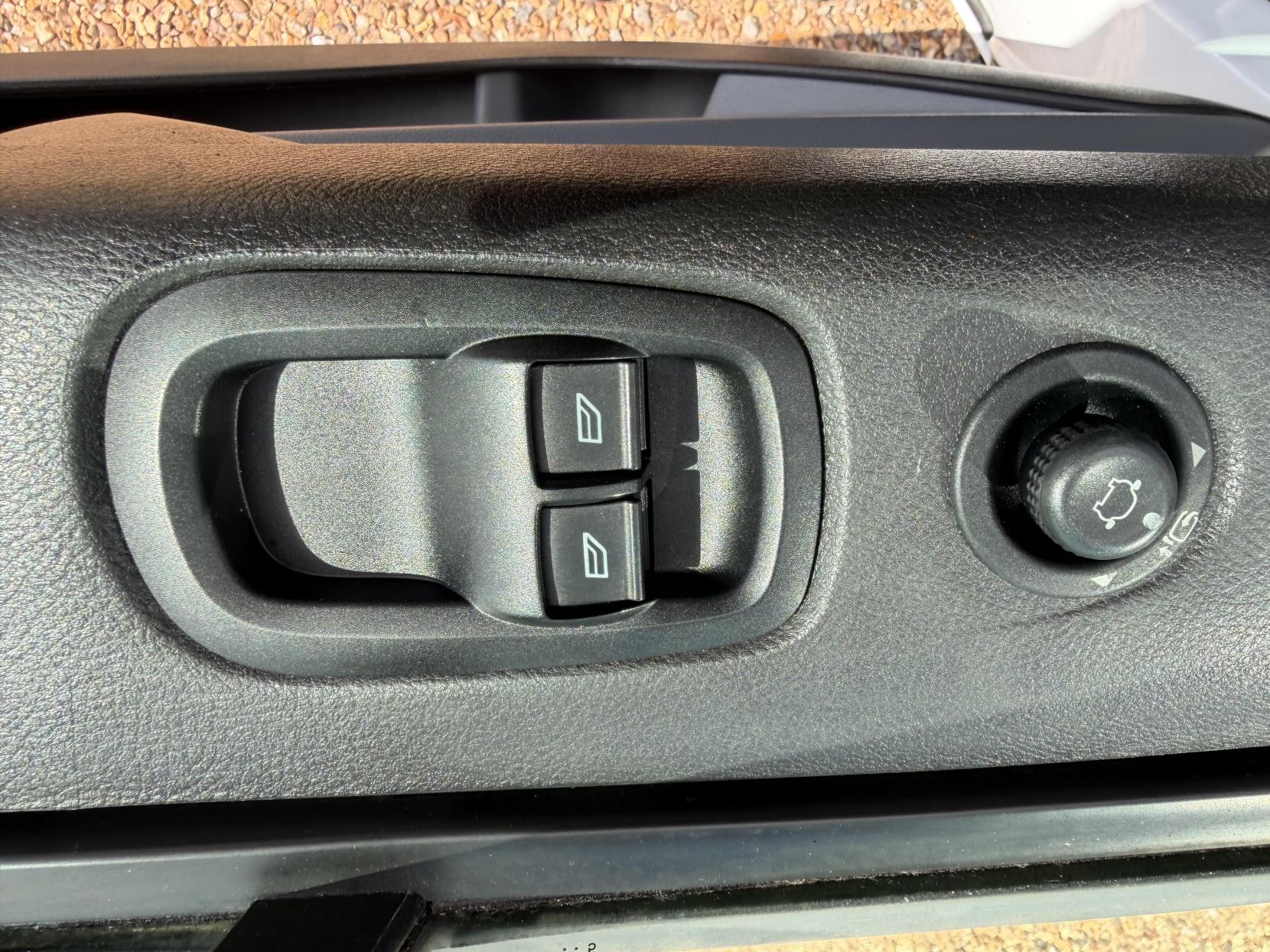 2015 Ford Transit Custom 2.2 TDCi 310 Panel Van 5dr Diesel Manual L2 H1 (186 g/km, 123 bhp) - Thumbnail 19