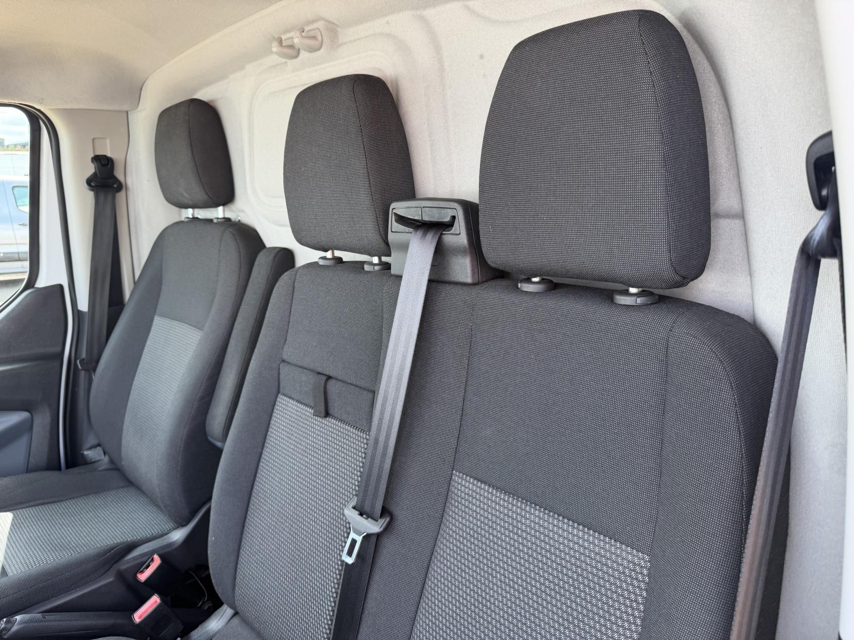 2015 Ford Transit Custom 2.2 TDCi 310 Panel Van 5dr Diesel Manual L2 H1 (186 g/km, 123 bhp) - Thumbnail 15
