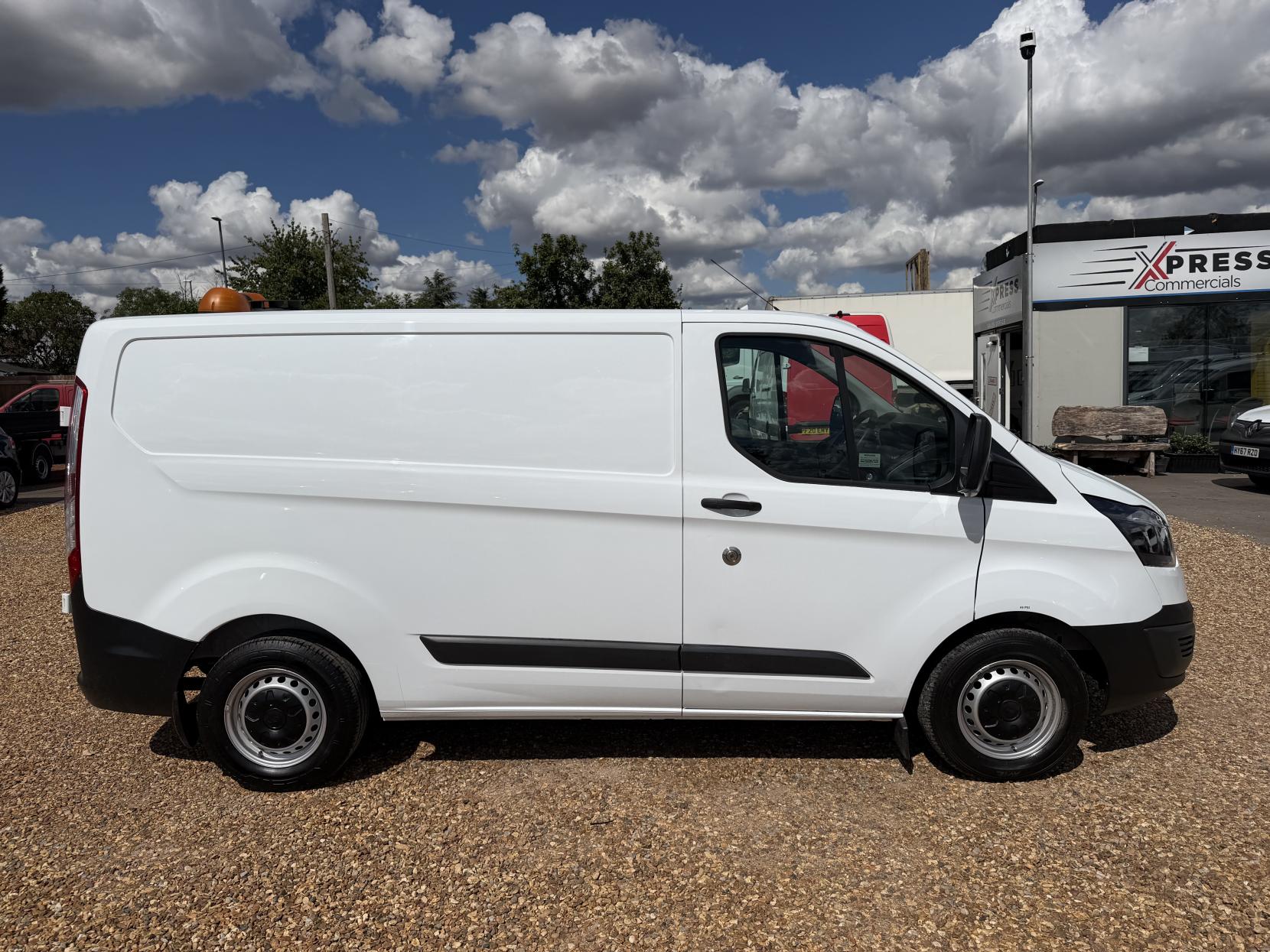 2015 Ford Transit Custom 2.2 TDCi 310 Panel Van 5dr Diesel Manual L2 H1 (186 g/km, 123 bhp) - Thumbnail 11