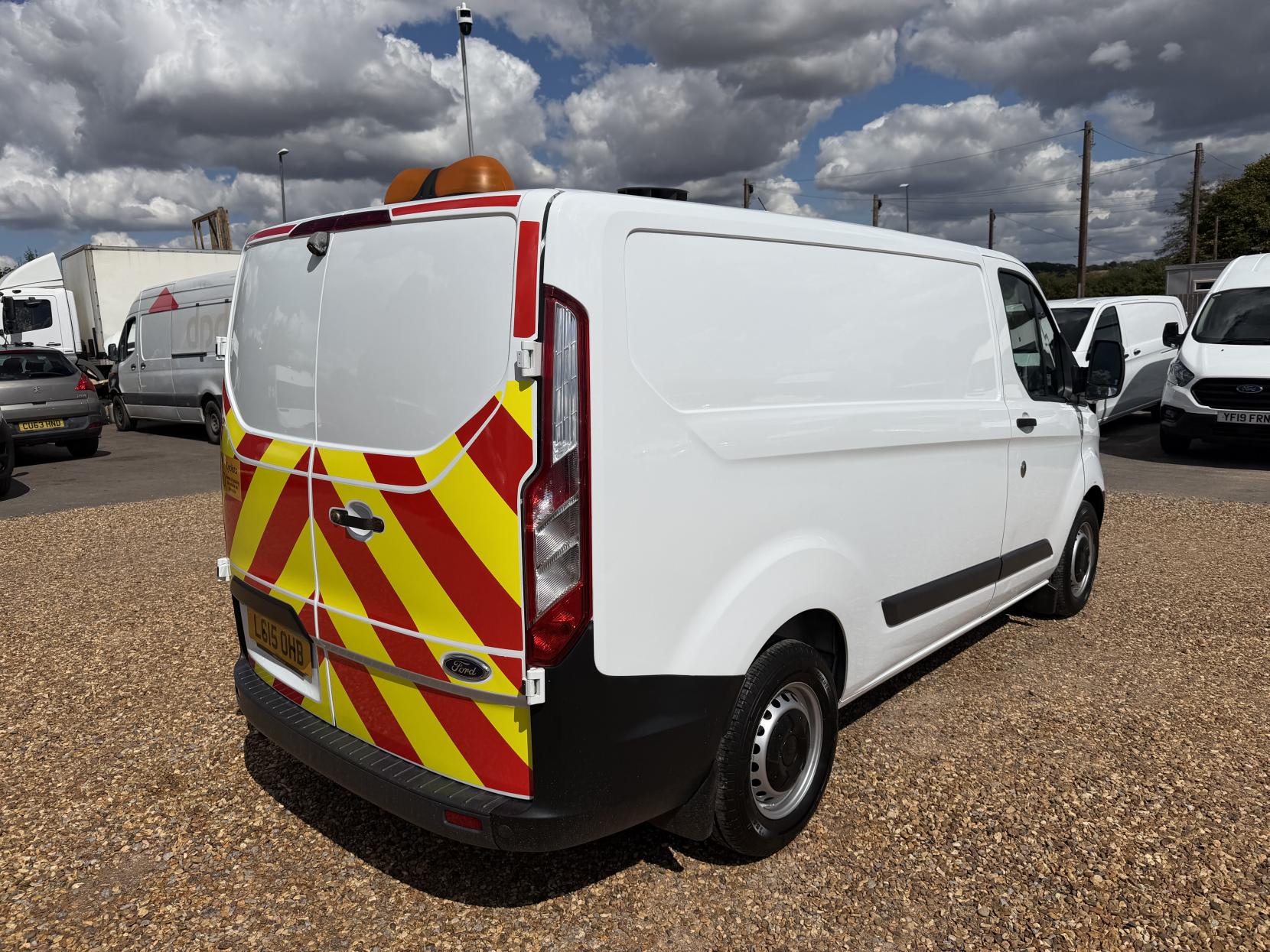 2015 Ford Transit Custom 2.2 TDCi 310 Panel Van 5dr Diesel Manual L2 H1 (186 g/km, 123 bhp) - Thumbnail 10