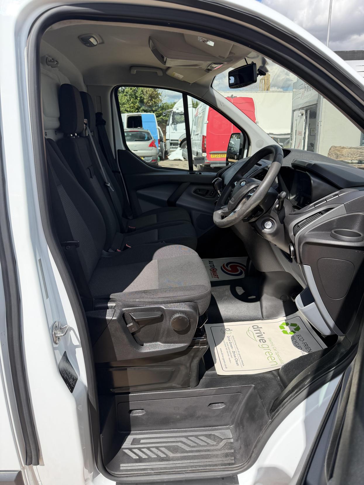 2015 Ford Transit Custom 2.2 TDCi 310 Panel Van 5dr Diesel Manual L2 H1 (186 g/km, 123 bhp) - Thumbnail 13