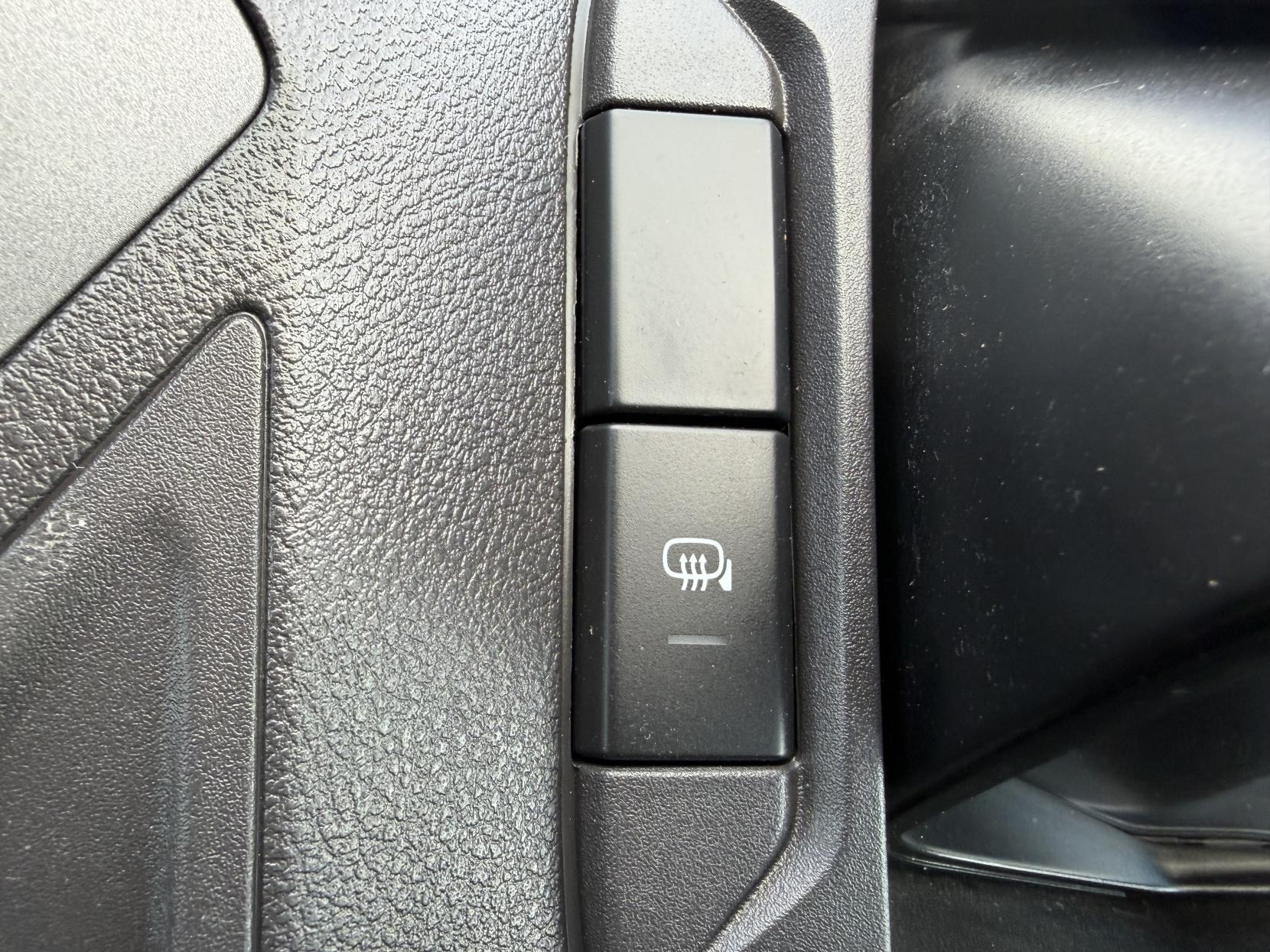 2015 Ford Transit Custom 2.2 TDCi 310 Panel Van 5dr Diesel Manual L2 H1 (186 g/km, 123 bhp) - Thumbnail 31