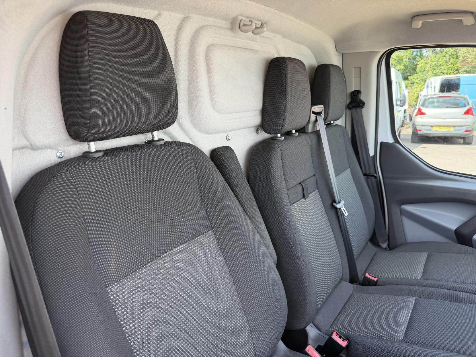 2015 Ford Transit Custom 2.2 TDCi 310 Panel Van 5dr Diesel Manual L2 H1 (186 g/km, 123 bhp) - Thumbnail 14