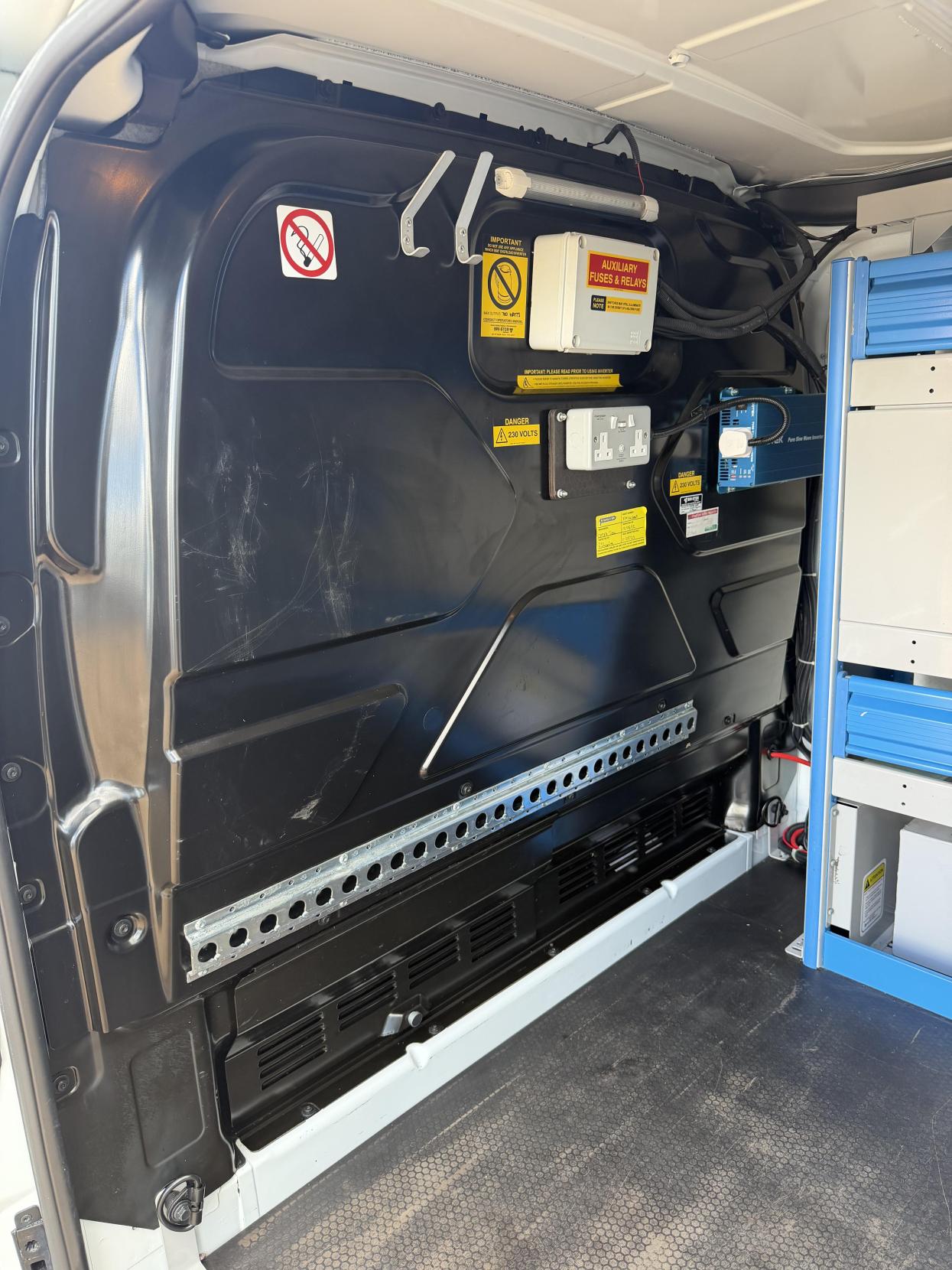 2015 Ford Transit Custom 2.2 TDCi 310 Panel Van 5dr Diesel Manual L2 H1 (186 g/km, 123 bhp) - Thumbnail 38