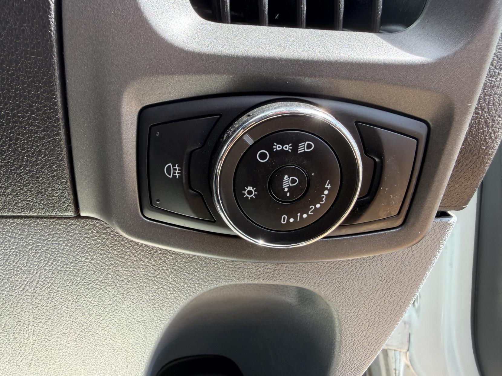 2015 Ford Transit Custom 2.2 TDCi 310 Panel Van 5dr Diesel Manual L2 H1 (186 g/km, 123 bhp) - Thumbnail 17