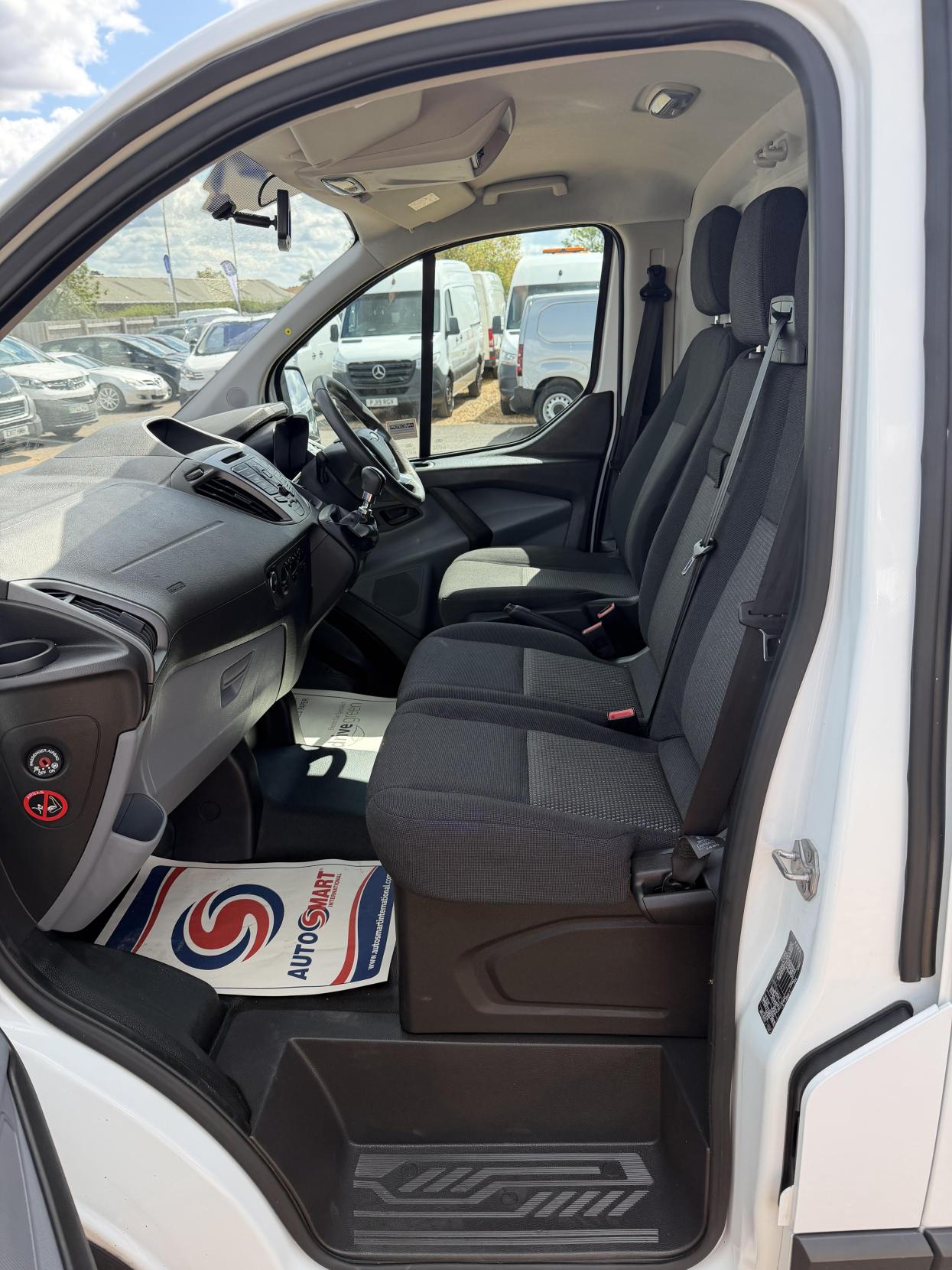 2015 Ford Transit Custom 2.2 TDCi 310 Panel Van 5dr Diesel Manual L2 H1 (186 g/km, 123 bhp) - Thumbnail 16