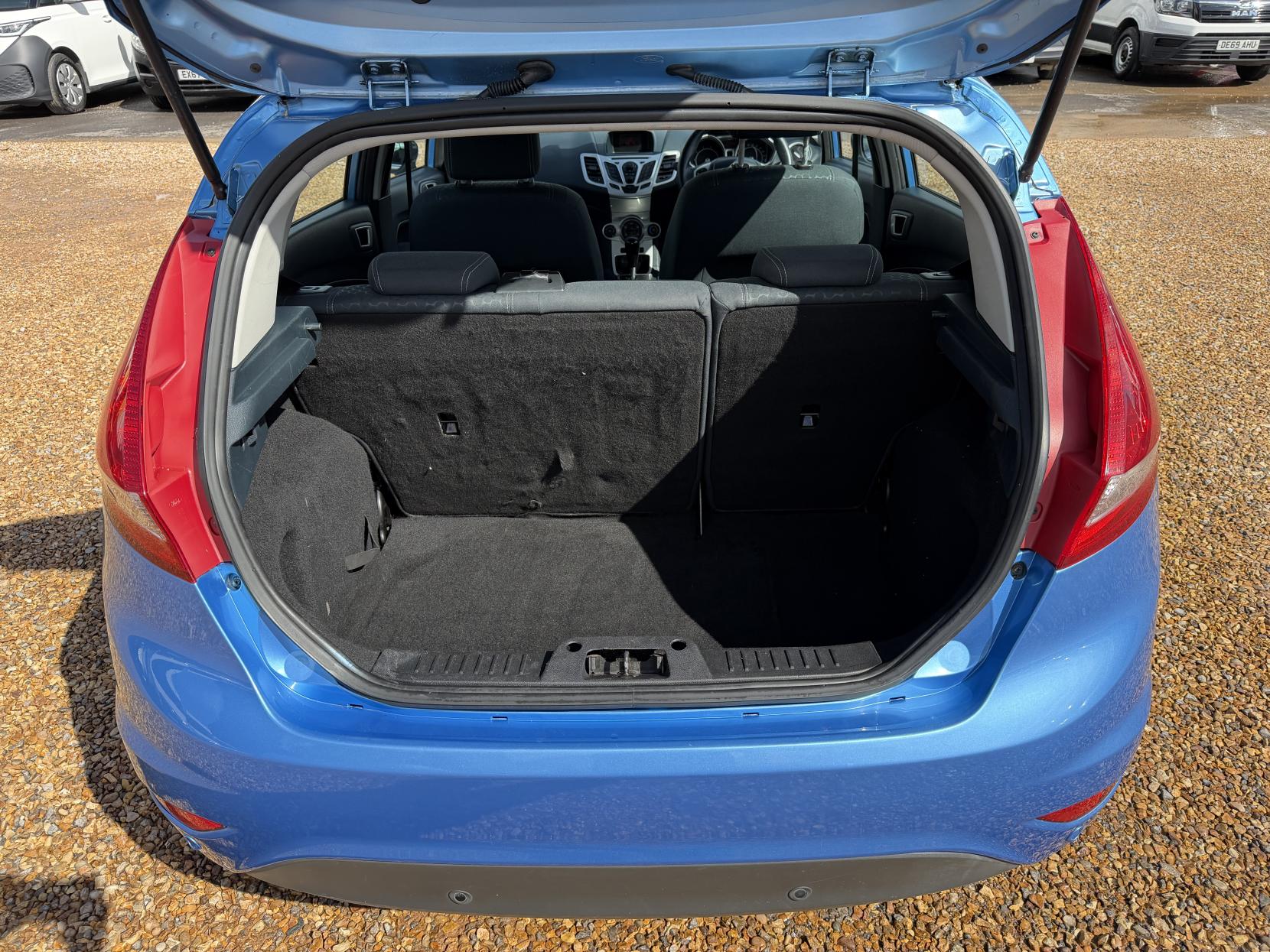 2011 Ford Fiesta 1.4 Zetec Hatchback 5dr Petrol Automatic (154 g/km, 94 bhp) - Thumbnail 11