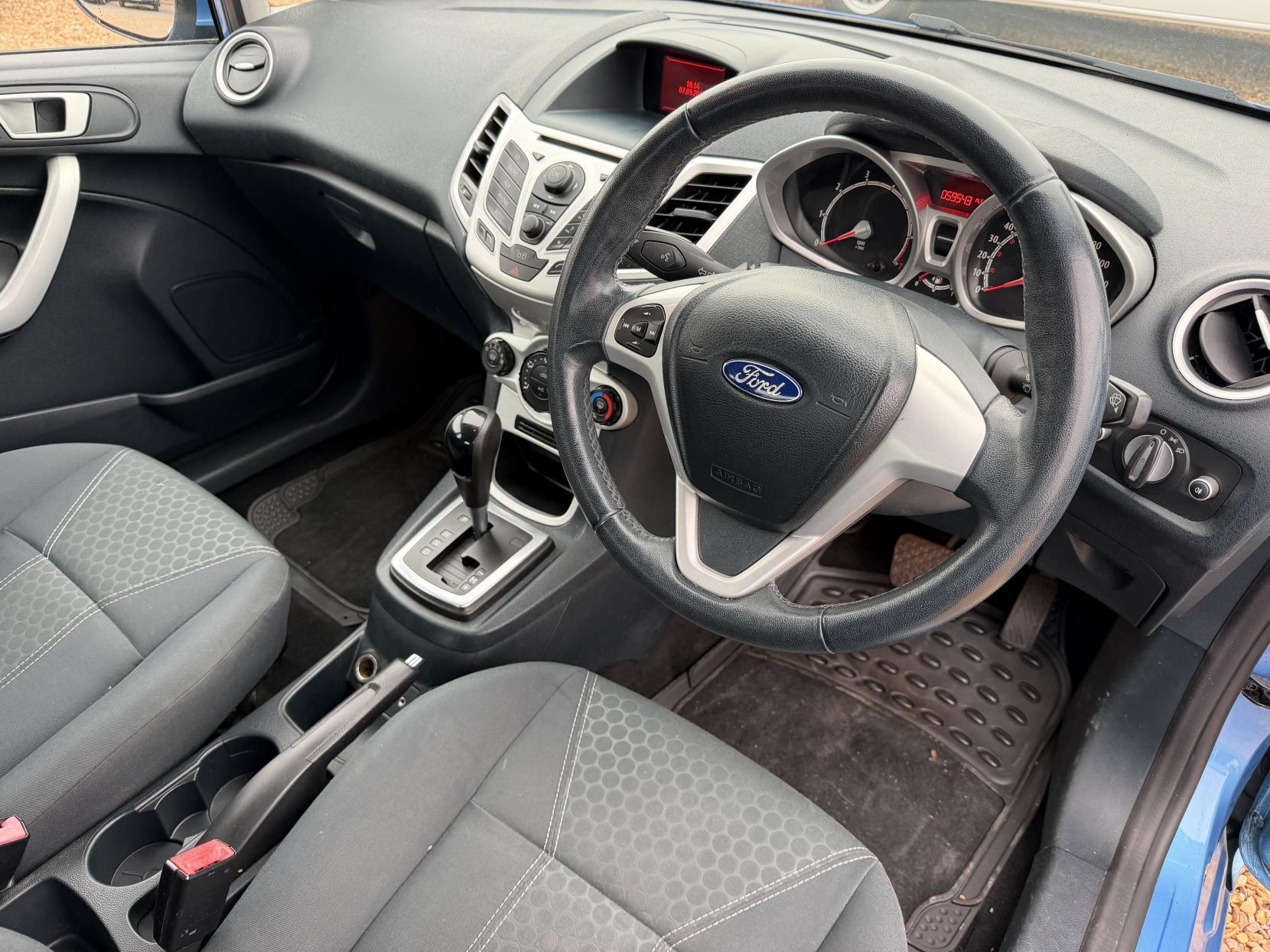 2011 Ford Fiesta 1.4 Zetec Hatchback 5dr Petrol Automatic (154 g/km, 94 bhp) - Thumbnail 2