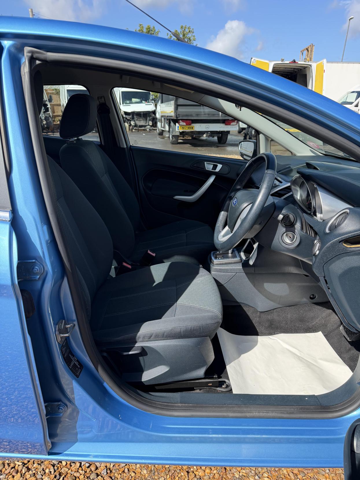 2011 Ford Fiesta 1.4 Zetec Hatchback 5dr Petrol Automatic (154 g/km, 94 bhp) - Thumbnail 15