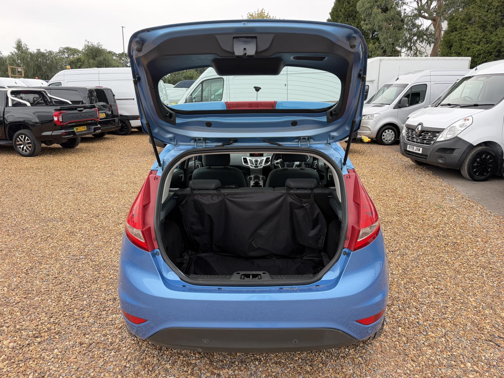 2011 Ford Fiesta 1.4 Zetec Hatchback 5dr Petrol Automatic (154 g/km, 94 bhp) - Thumbnail 3