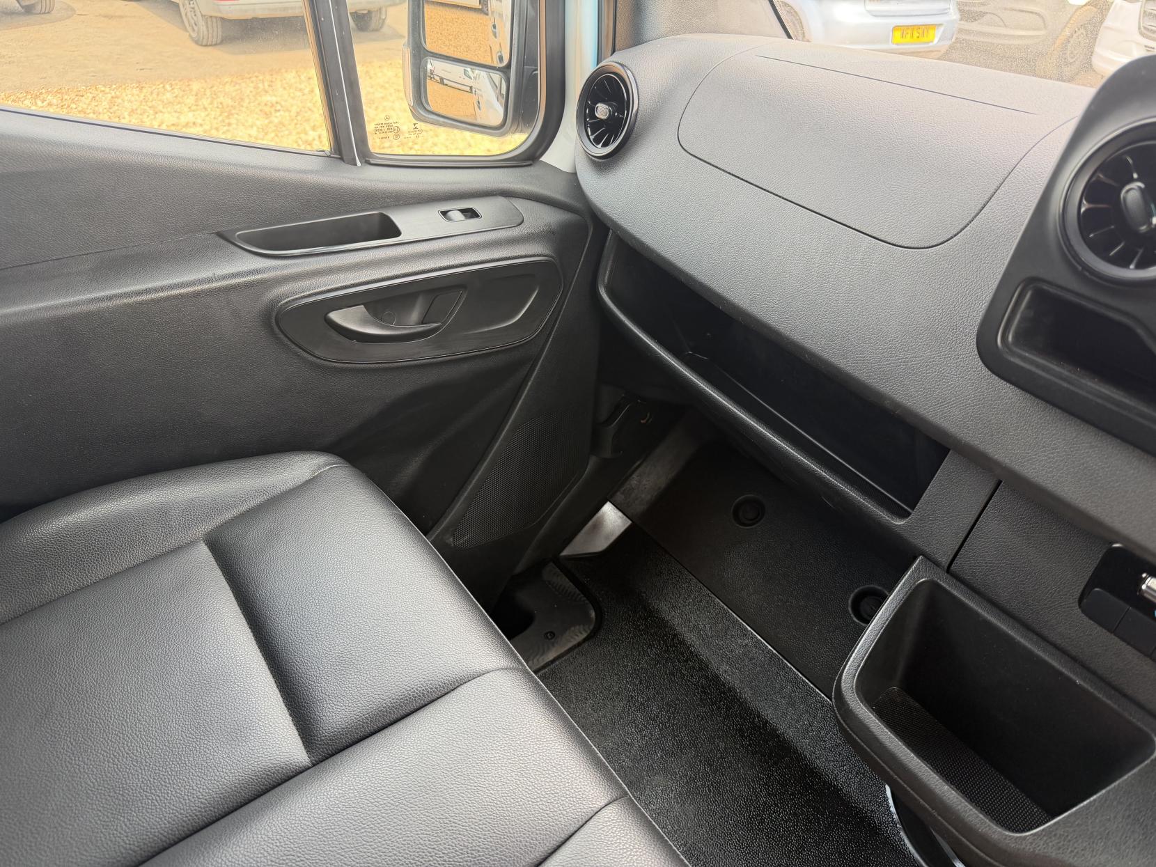 2022 Mercedes-Benz Sprinter 2.0 317 CDI Progressive Panel Van 5dr Diesel Manual RWD L2 H2 Euro 6 (s/s) (170 ps) - Thumbnail 35