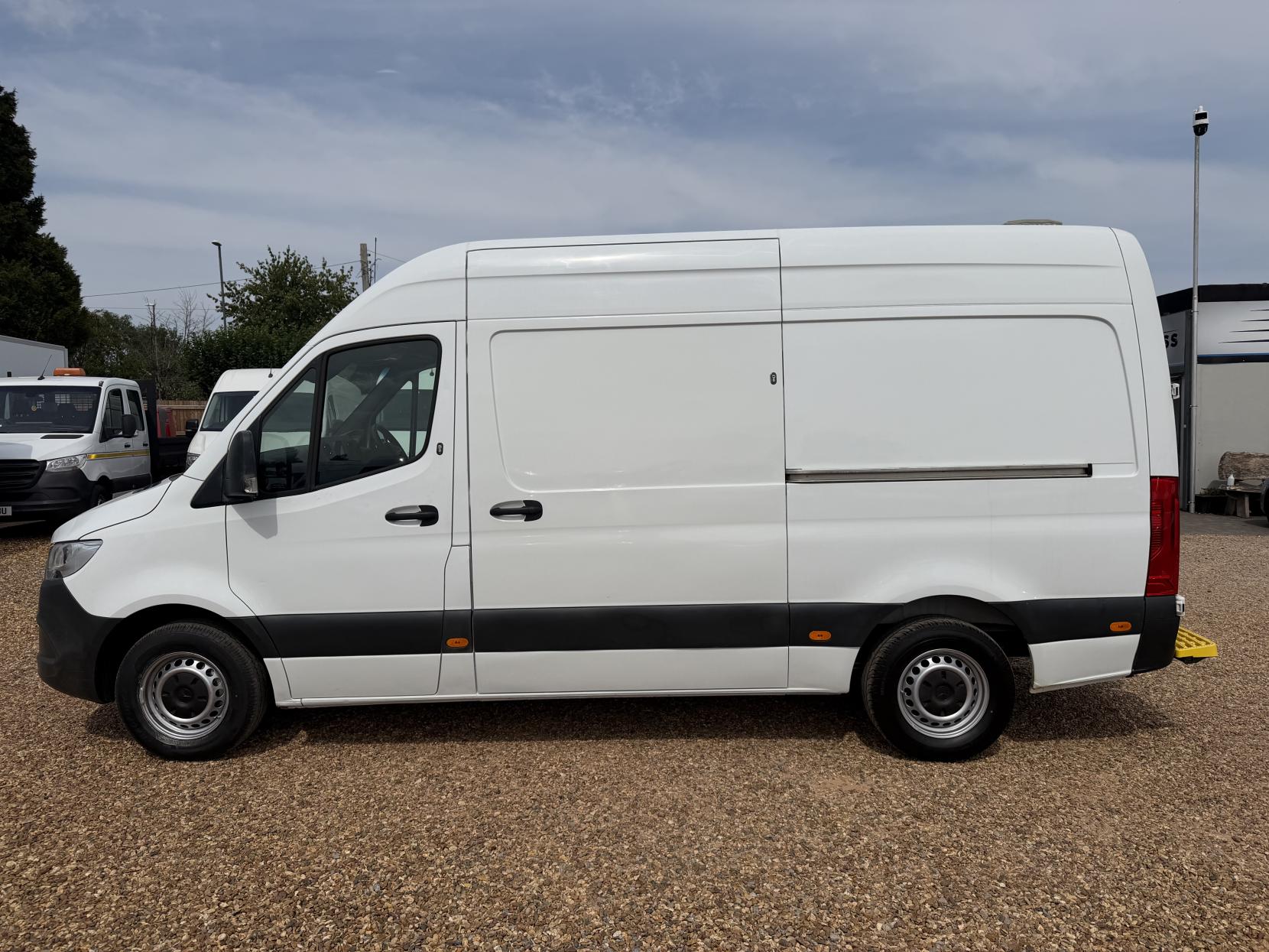 2022 Mercedes-Benz Sprinter 2.0 317 CDI Progressive Panel Van 5dr Diesel Manual RWD L2 H2 Euro 6 (s/s) (170 ps) - Thumbnail 8