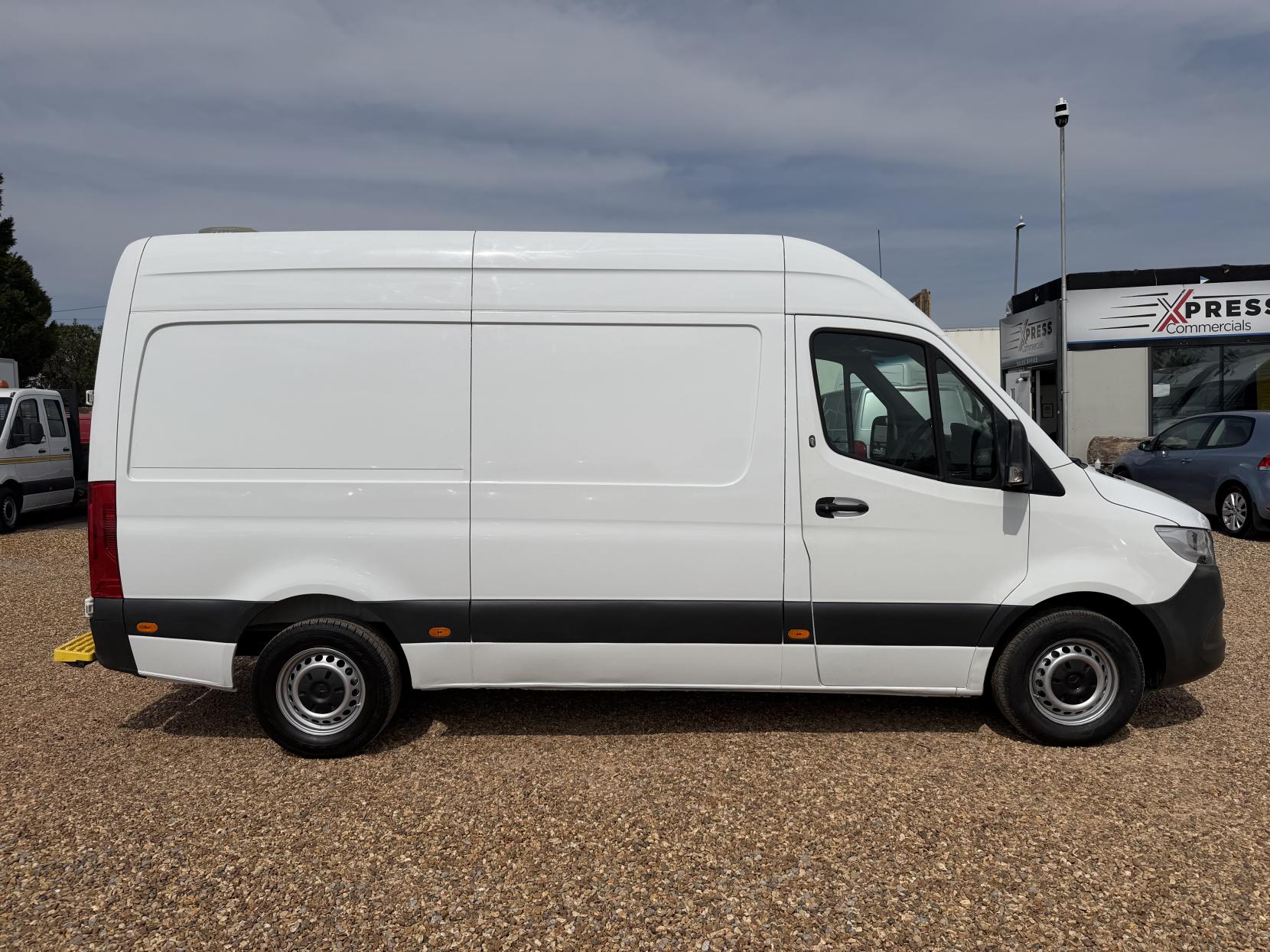 2022 Mercedes-Benz Sprinter 2.0 317 CDI Progressive Panel Van 5dr Diesel Manual RWD L2 H2 Euro 6 (s/s) (170 ps) - Thumbnail 12