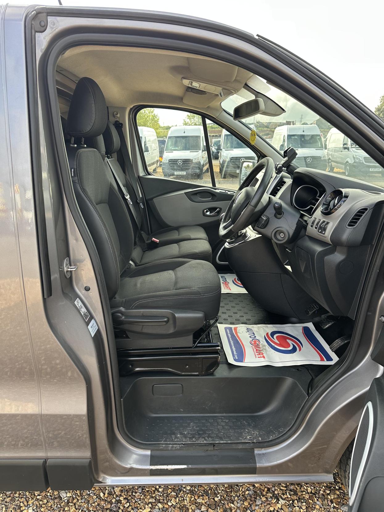 Renault Trafic 1.6 dCi ENERGY 27 Sport Panel Van 5dr Diesel Manual SWB Standard Roof Euro 5 (s/s) (120 ps)