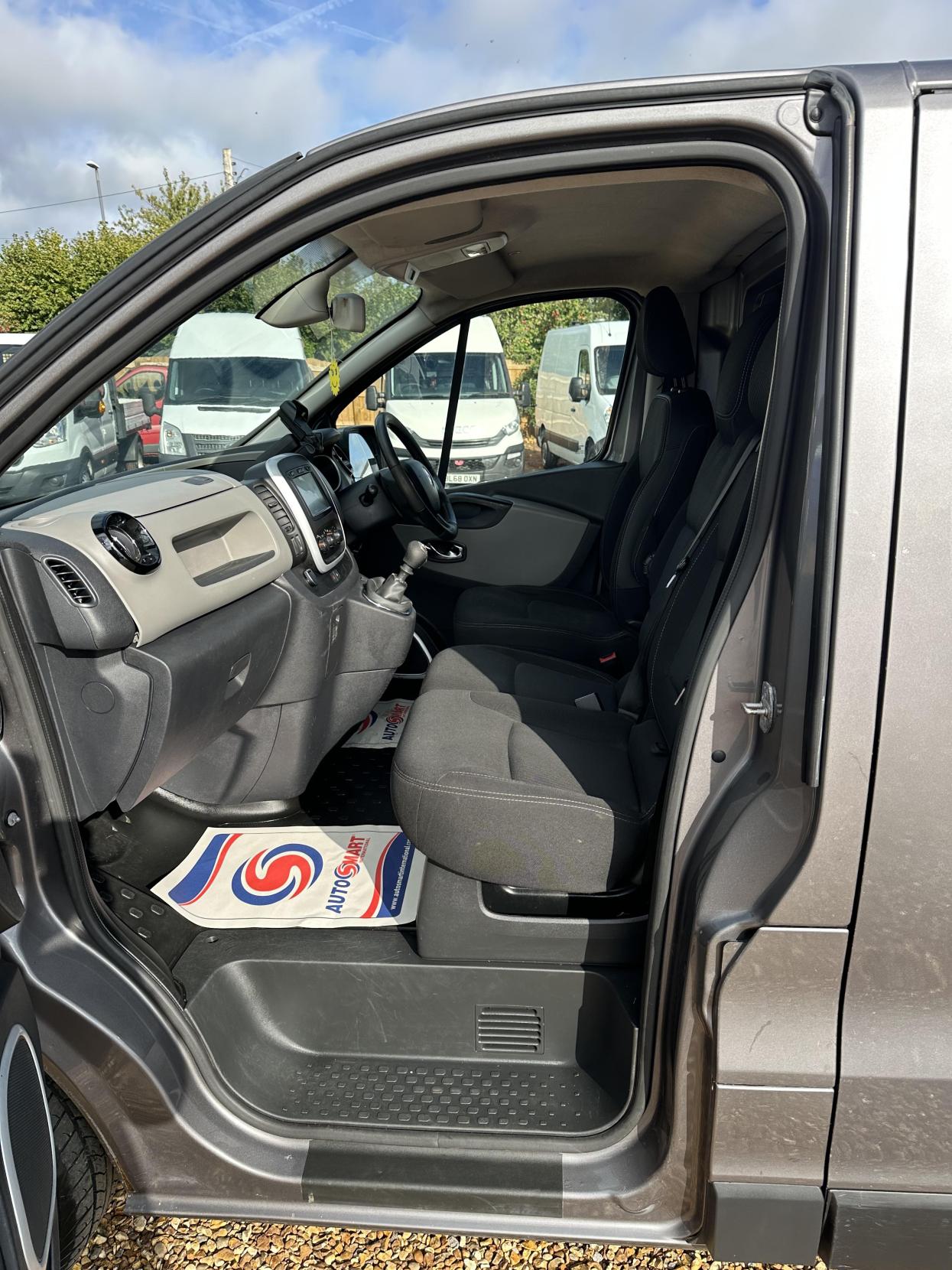Renault Trafic 1.6 dCi ENERGY 27 Sport Panel Van 5dr Diesel Manual SWB Standard Roof Euro 5 (s/s) (120 ps)