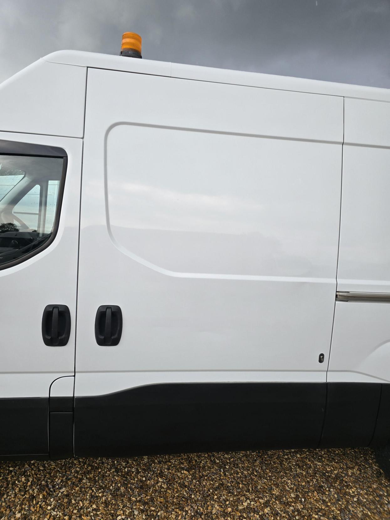Iveco Daily 2.3 TD 12V 35S 3520 (Business) Panel Van 5dr Diesel Manual L2 (116 bhp)