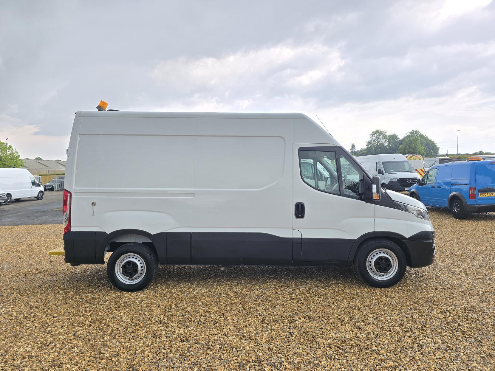 Iveco Daily 2.3 TD 12V 35S 3520 (Business) Panel Van 5dr Diesel Manual L2 (116 bhp)