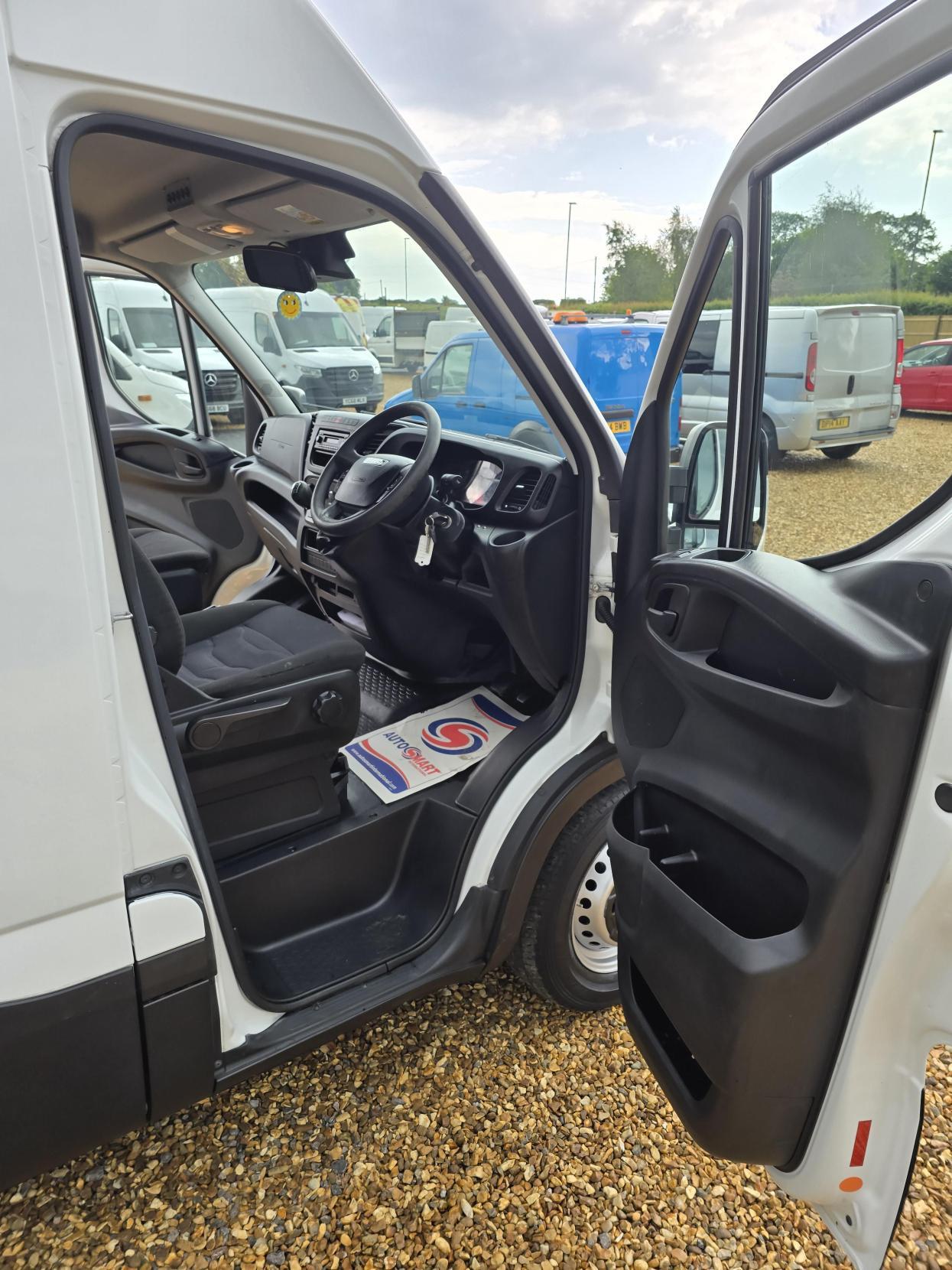 Iveco Daily 2.3 TD 12V 35S 3520 (Business) Panel Van 5dr Diesel Manual L2 (116 bhp)